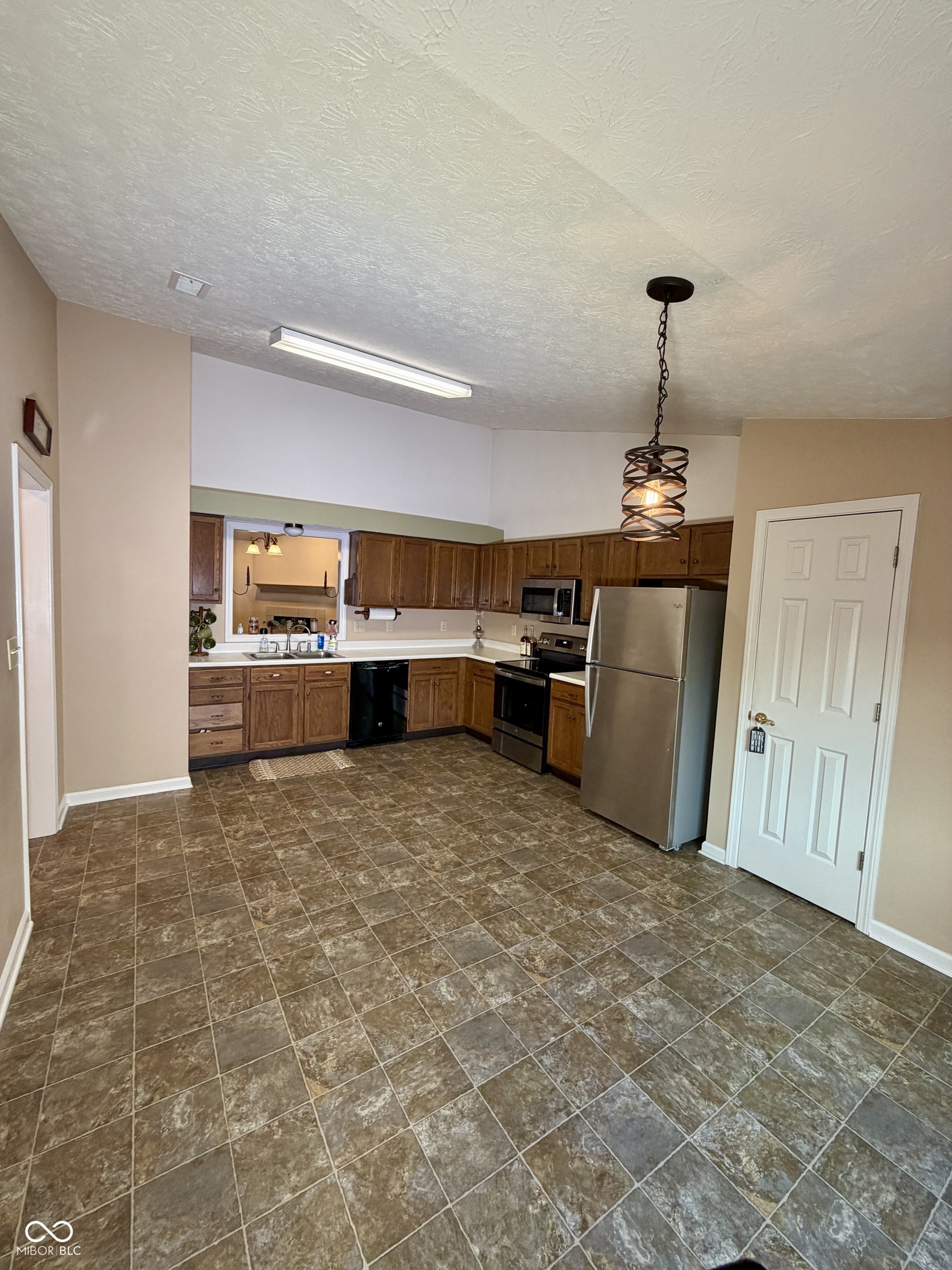 1019 E Killian Drive, Mooresville, IN, 46158 photo 4 of 31