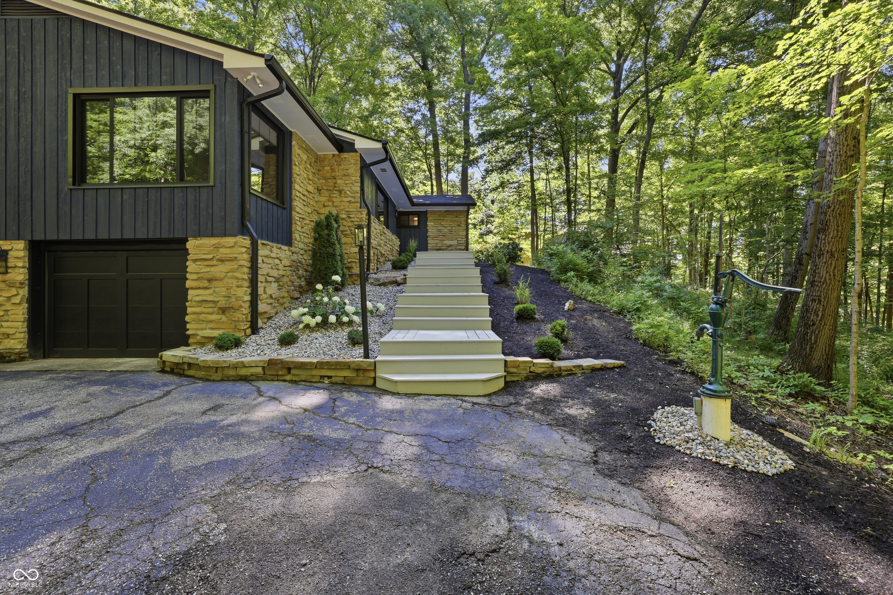 9220 Sandbury Road, Indianapolis, IN, 46256 photo 4 of 48