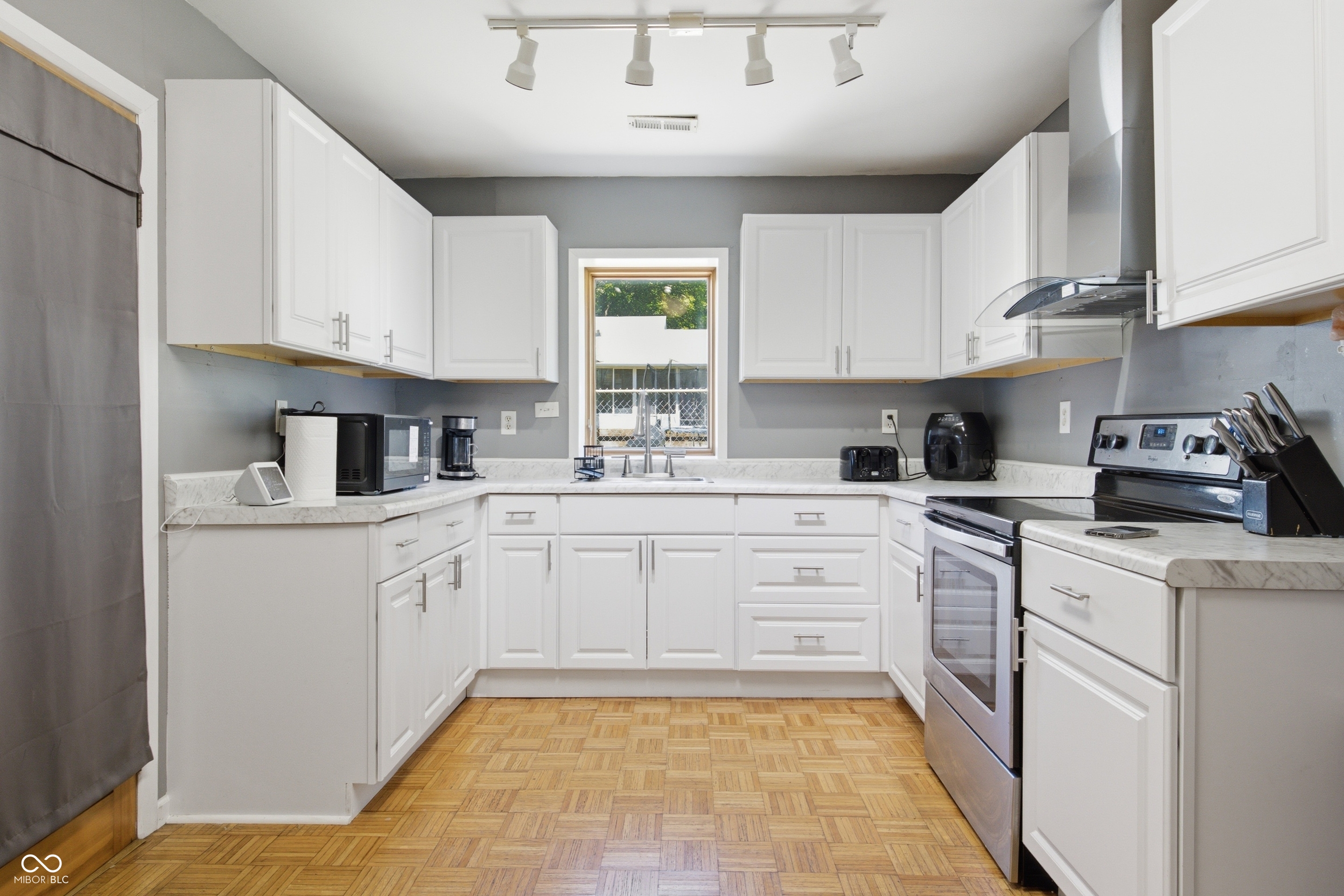 8948 Robey Drive, Indianapolis, IN, 46234 photo 4 of 33
