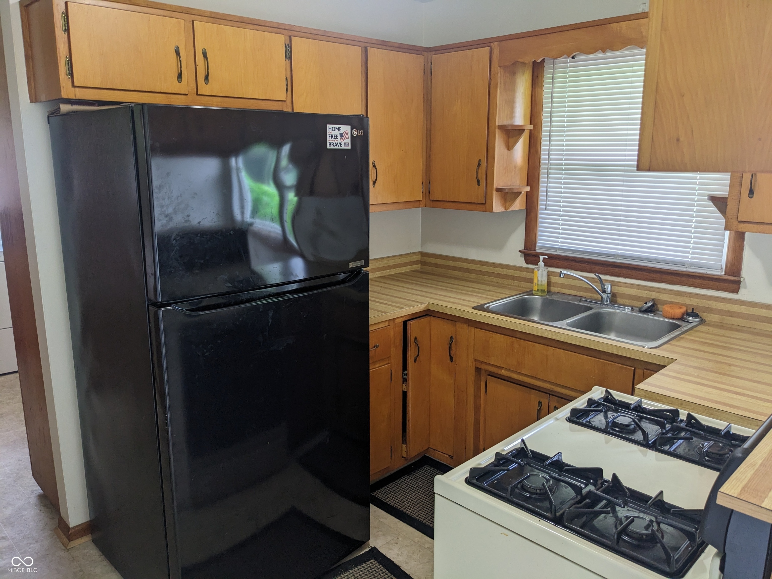 216 E 49th Street, Anderson, IN, 46013 photo 4 of 16