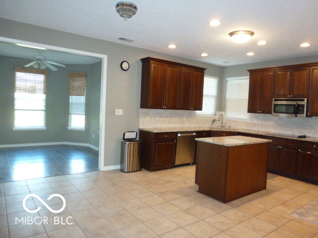 9849 N Anchor Bend, McCordsville, IN, 46055 photo 4 of 33