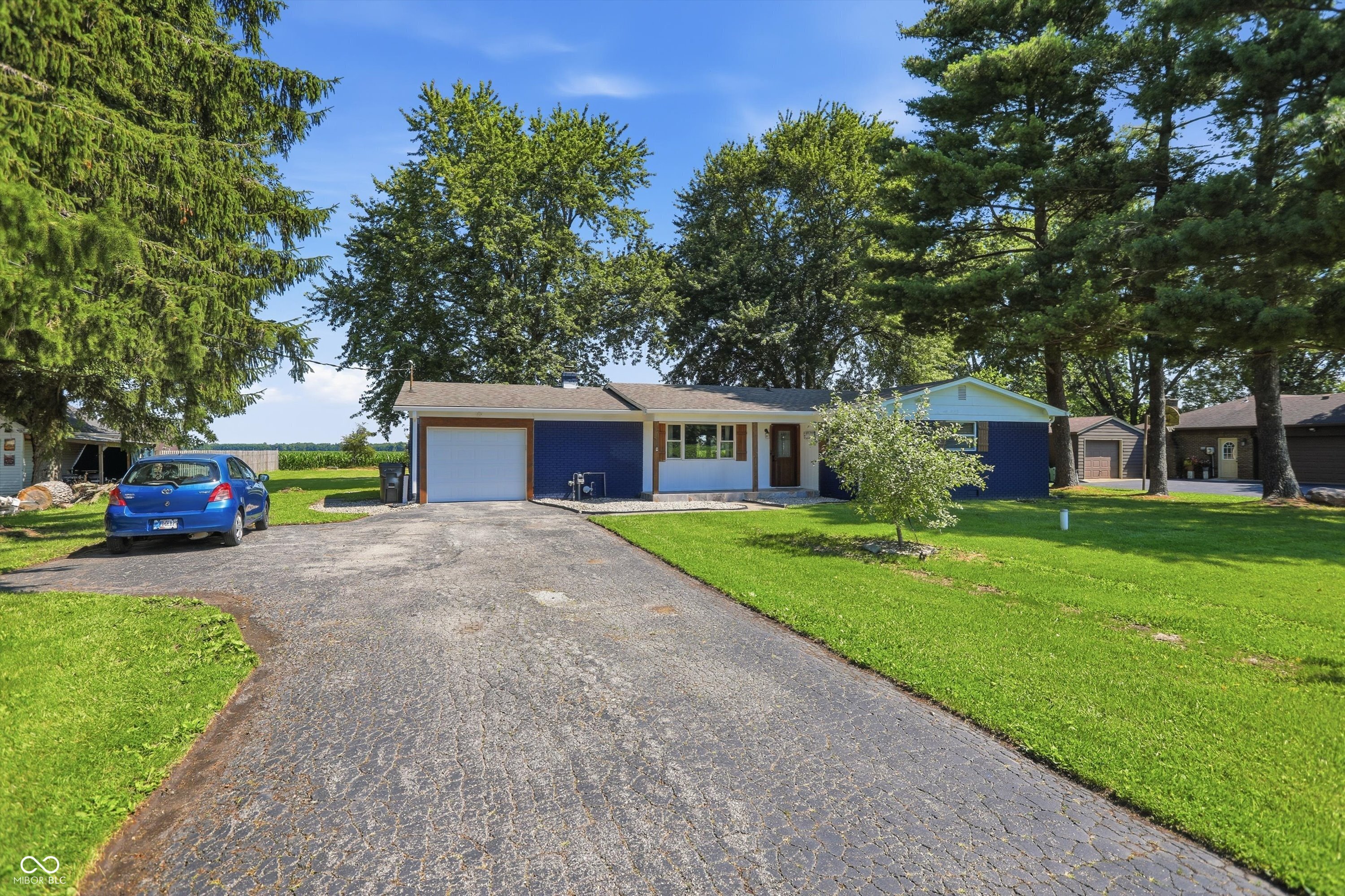 556 E 1000 N, Fortville, IN, 46040 photo 4 of 40