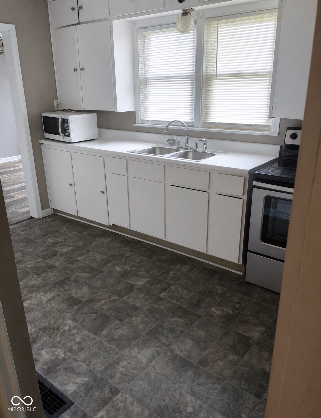 407 S Pleasant Street, Edinburgh, IN, 46124 photo 4 of 9