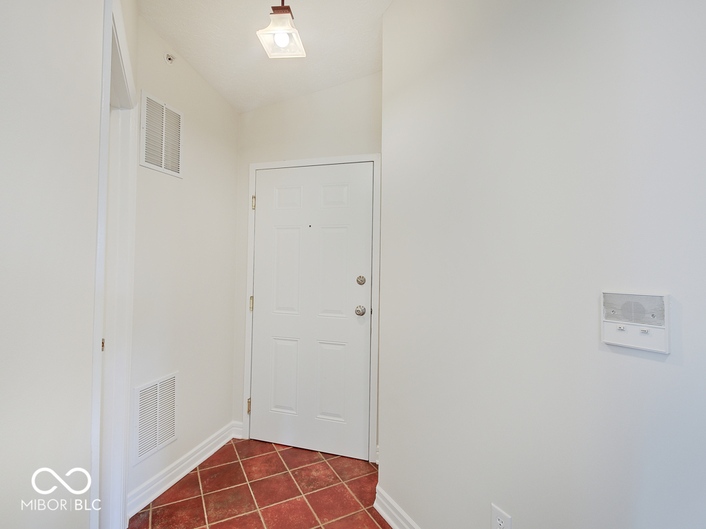 8720 Yardley Court #301, Indianapolis, IN, 46268 photo 4 of 45