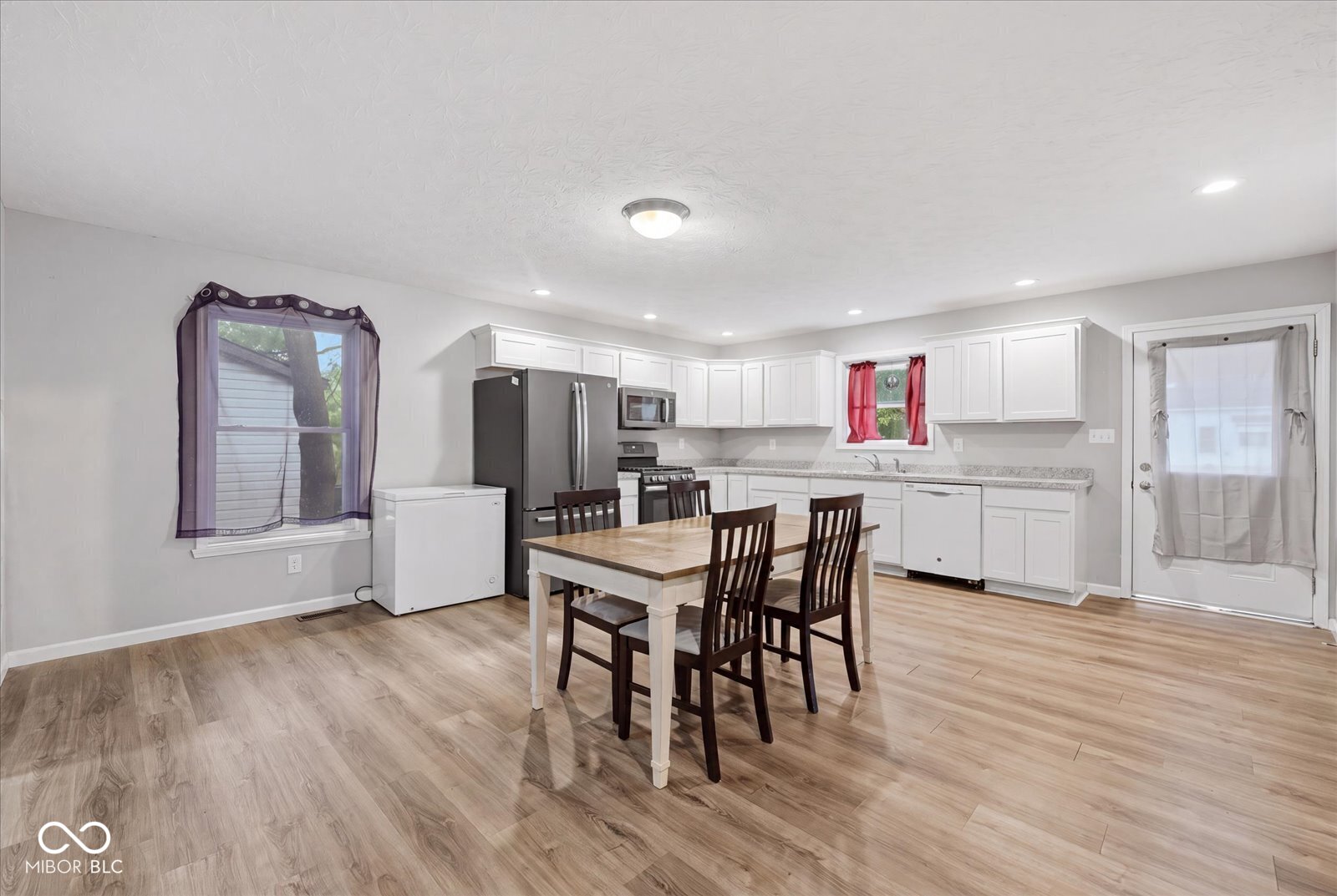823 Center Street, Shelbyville, IN, 46176 photo 4 of 23