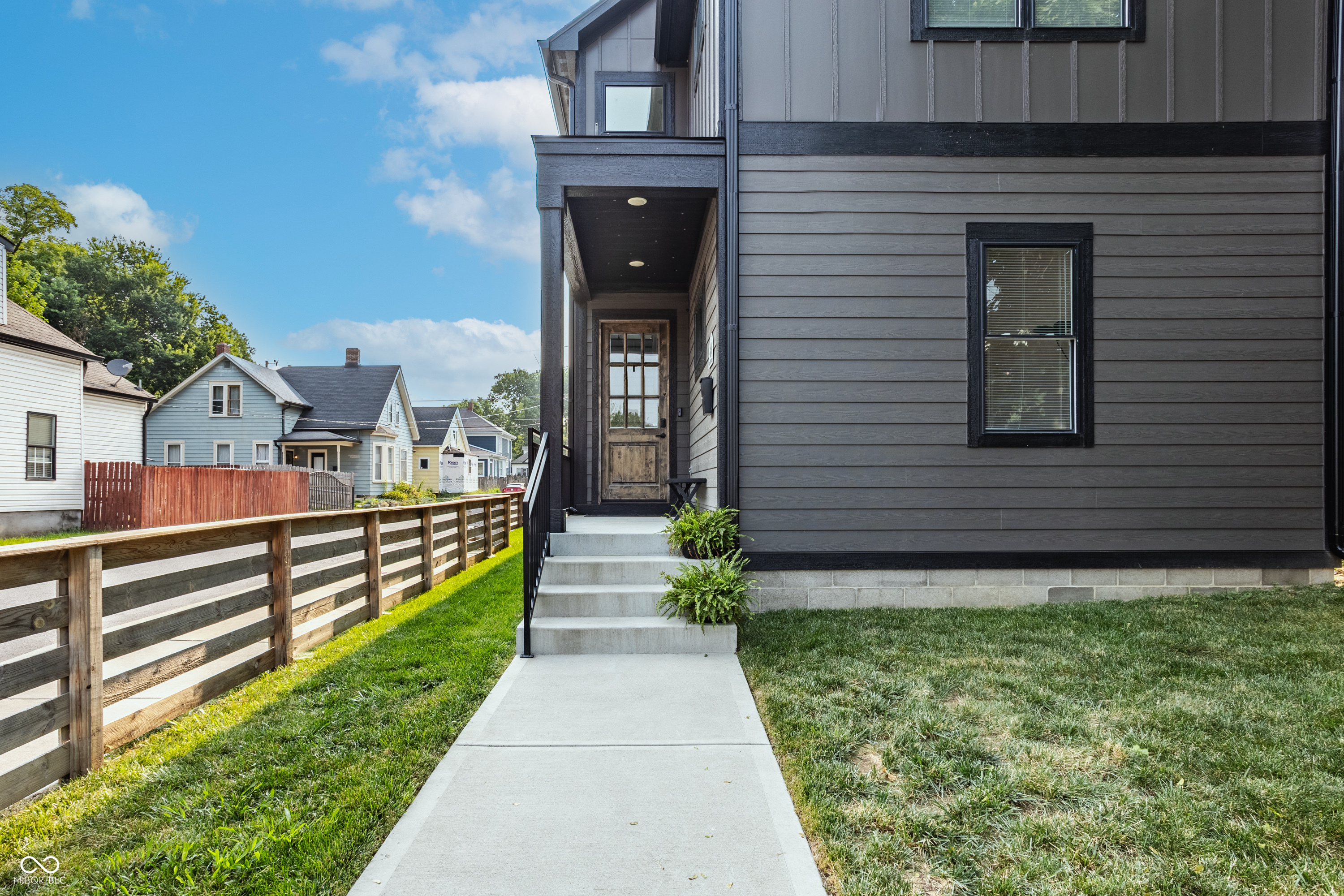 1047 N Beville Avenue, Indianapolis, IN, 46201 photo 4 of 50