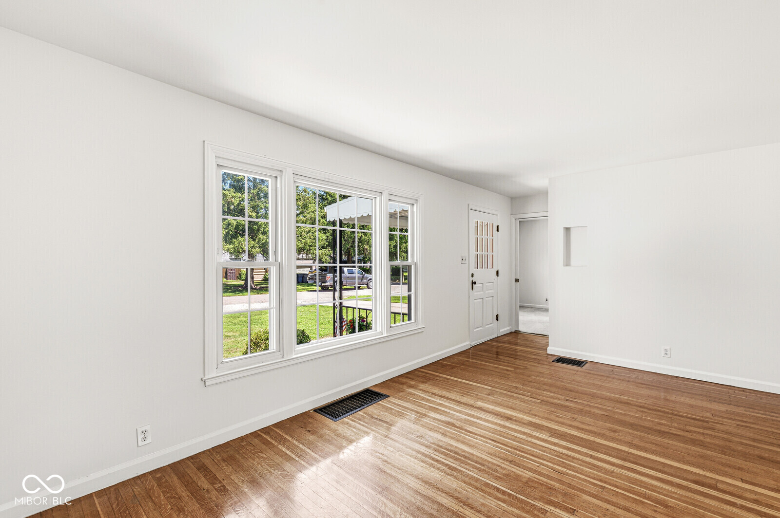 6734 Hillside Avenue, Indianapolis, IN, 46220 photo 4 of 28