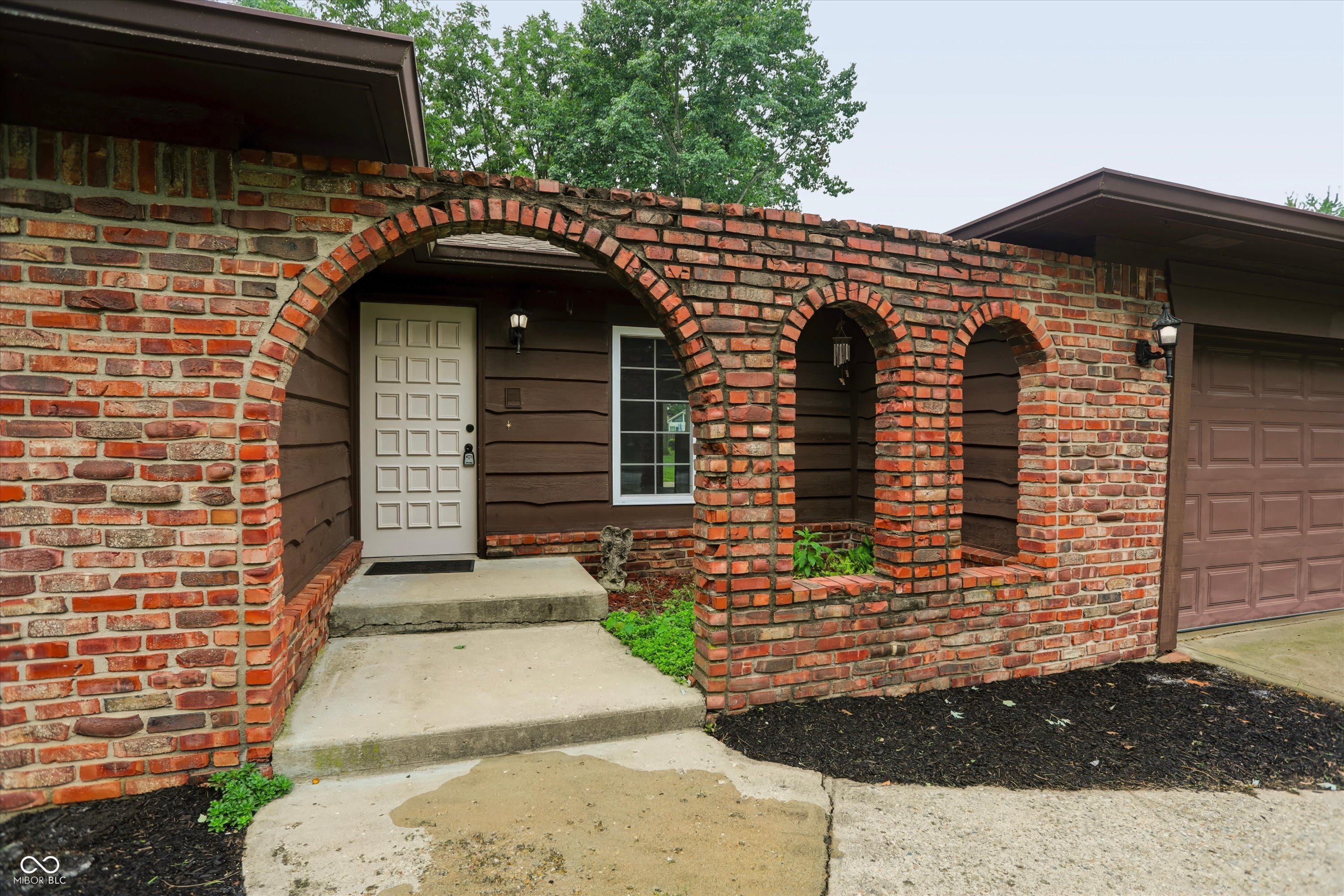 254 Summit Ridge Drive, Greenwood, IN, 46142 photo 4 of 40