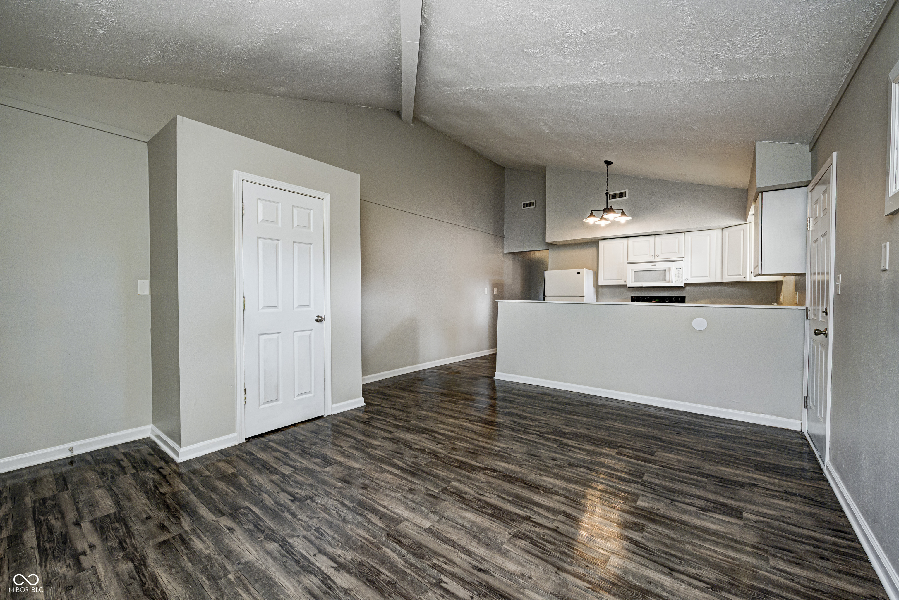 8465 Bluff Road, Indianapolis, IN, 46217 photo 4 of 37