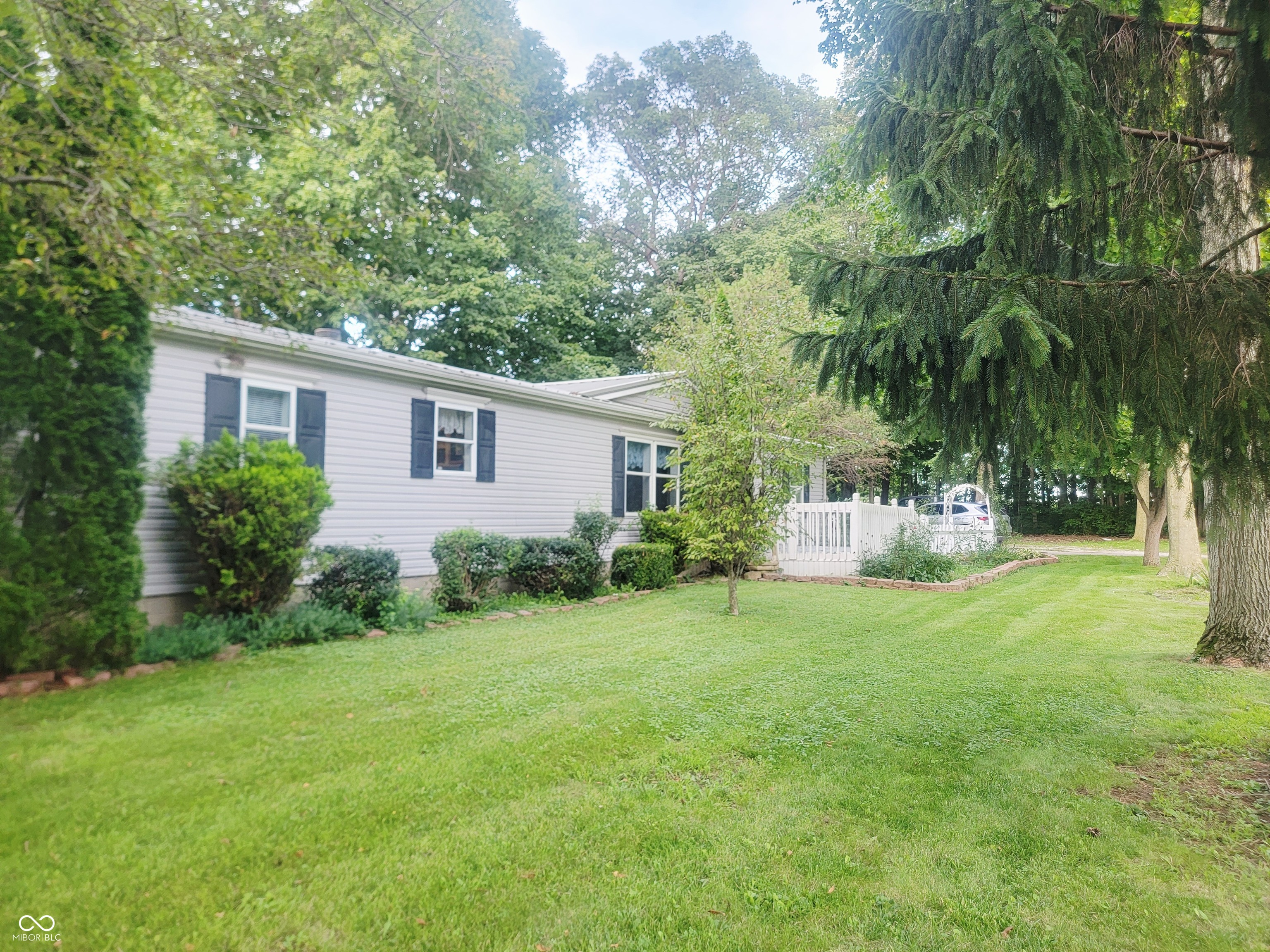 592 N Paradise Drive, Rochester, IN, 46975 photo 4 of 42