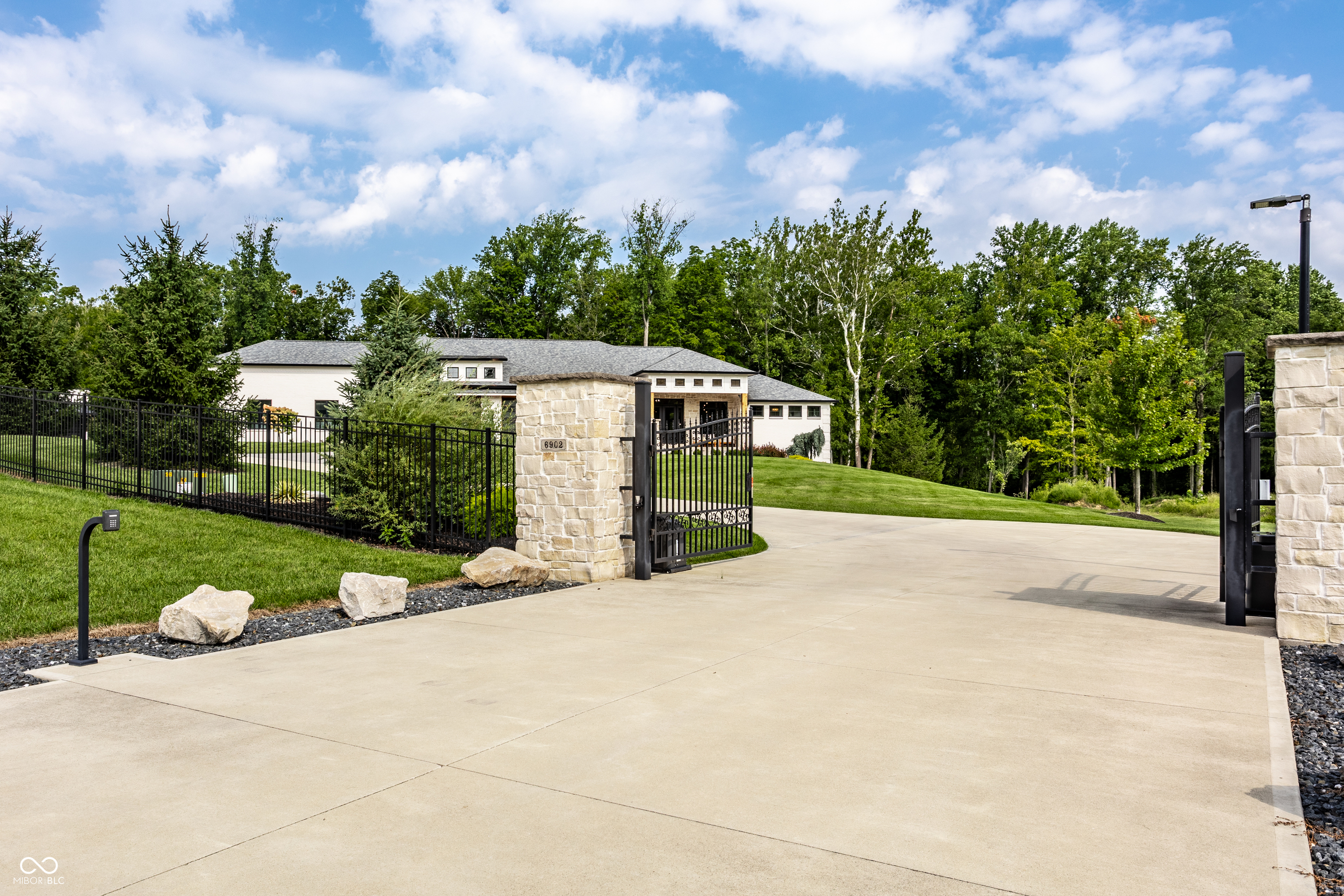 6902 Highland Ridge Court, Indianapolis, IN, 46237 photo 4 of 143