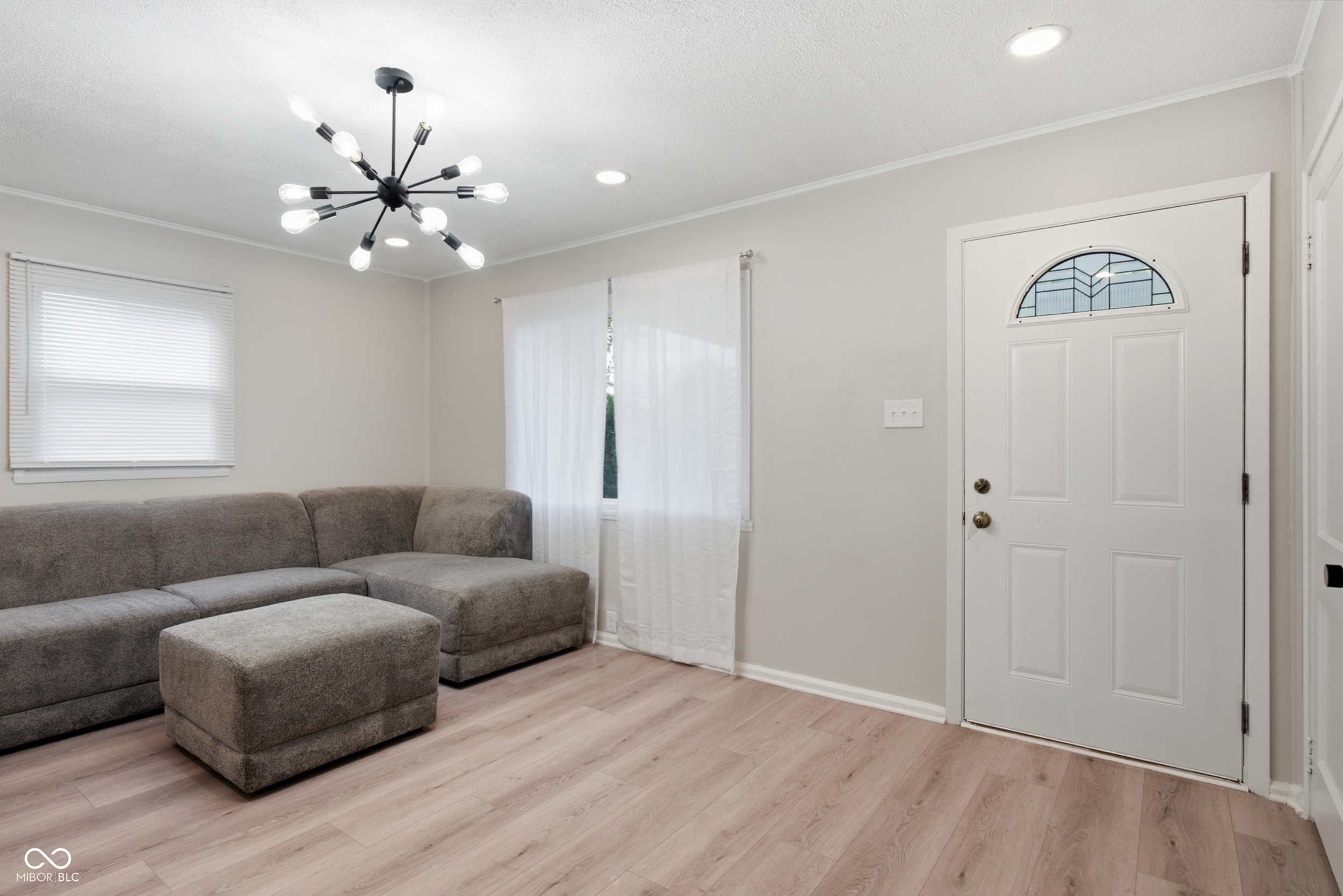 527 S Grand Avenue, Indianapolis, IN, 46219 photo 4 of 30