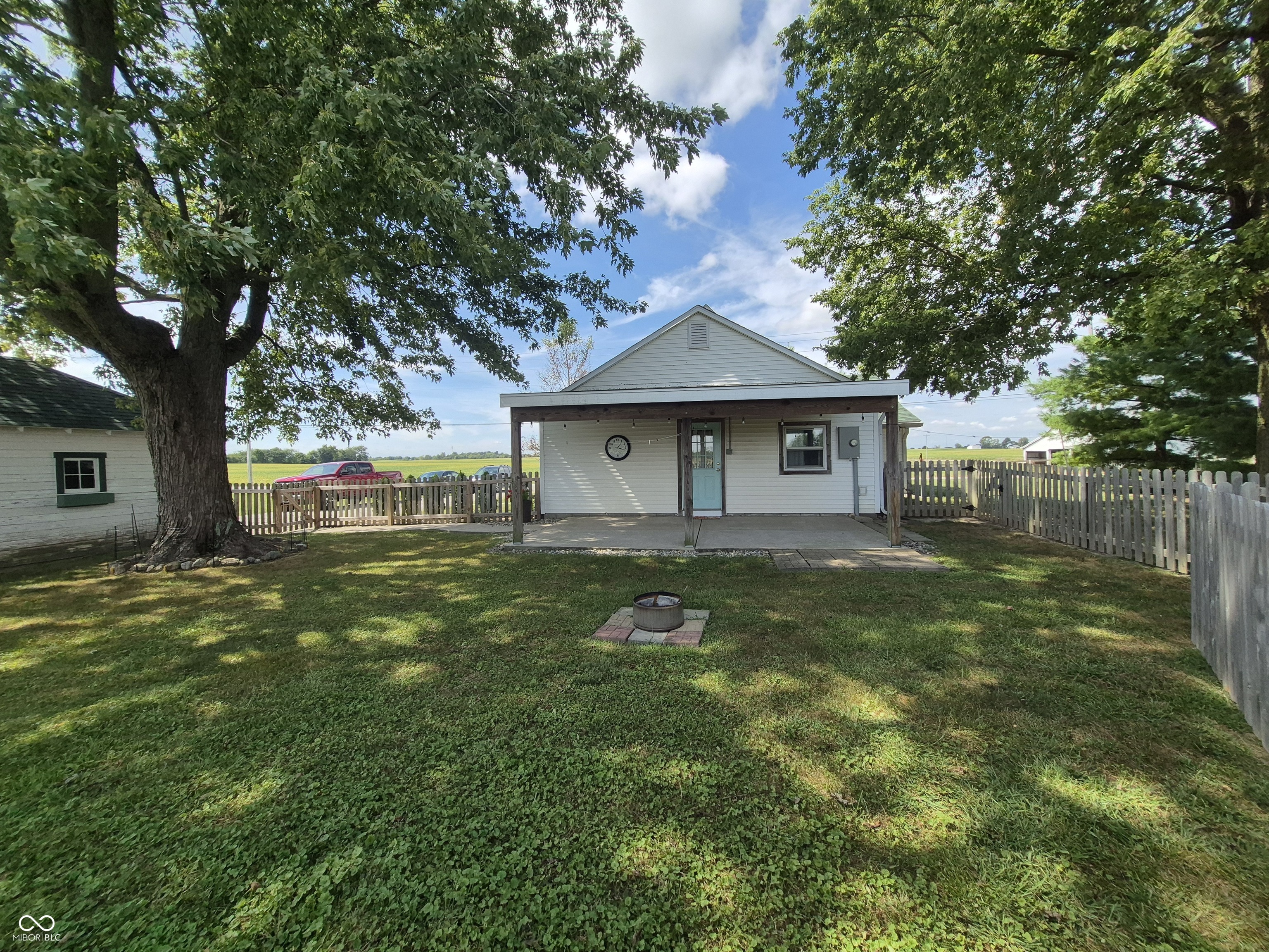 6957 N 300 E, Whiteland, IN, 46184 photo 4 of 45
