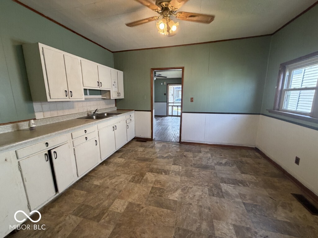 910 Elm Street, Shelbyville, IN, 46176 photo 4 of 12