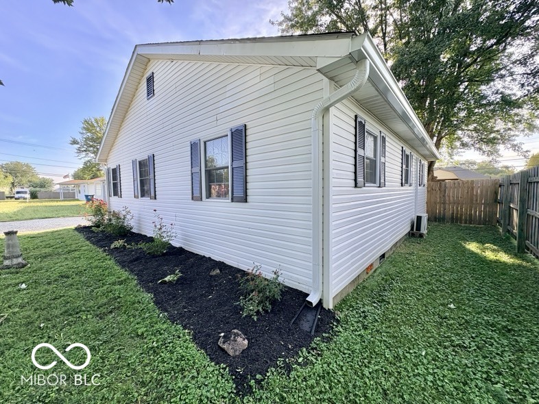 5717 N Clover Maple Drive, Fairland, IN, 46126 photo 4 of 46