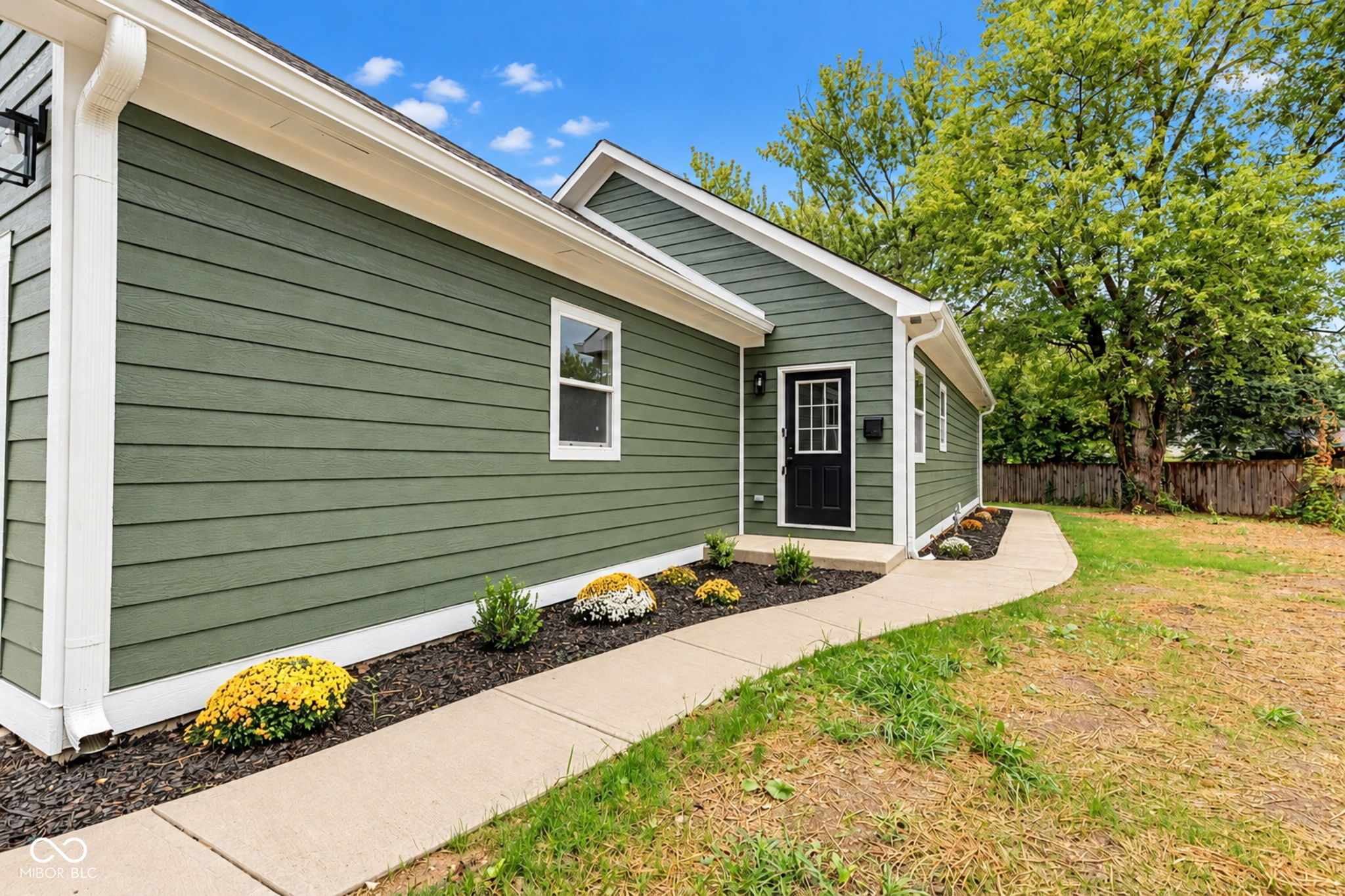 9920 Maurine Drive, Indianapolis, IN, 46235 photo 4 of 34