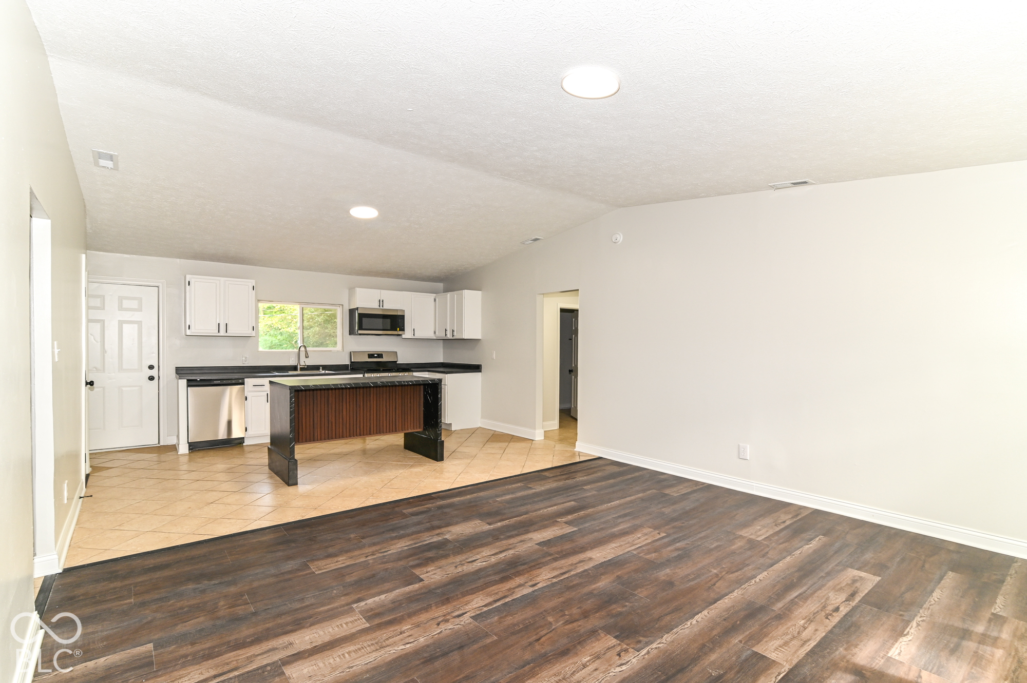 9226 Rochelle Drive, Indianapolis, IN, 46235 photo 4 of 32