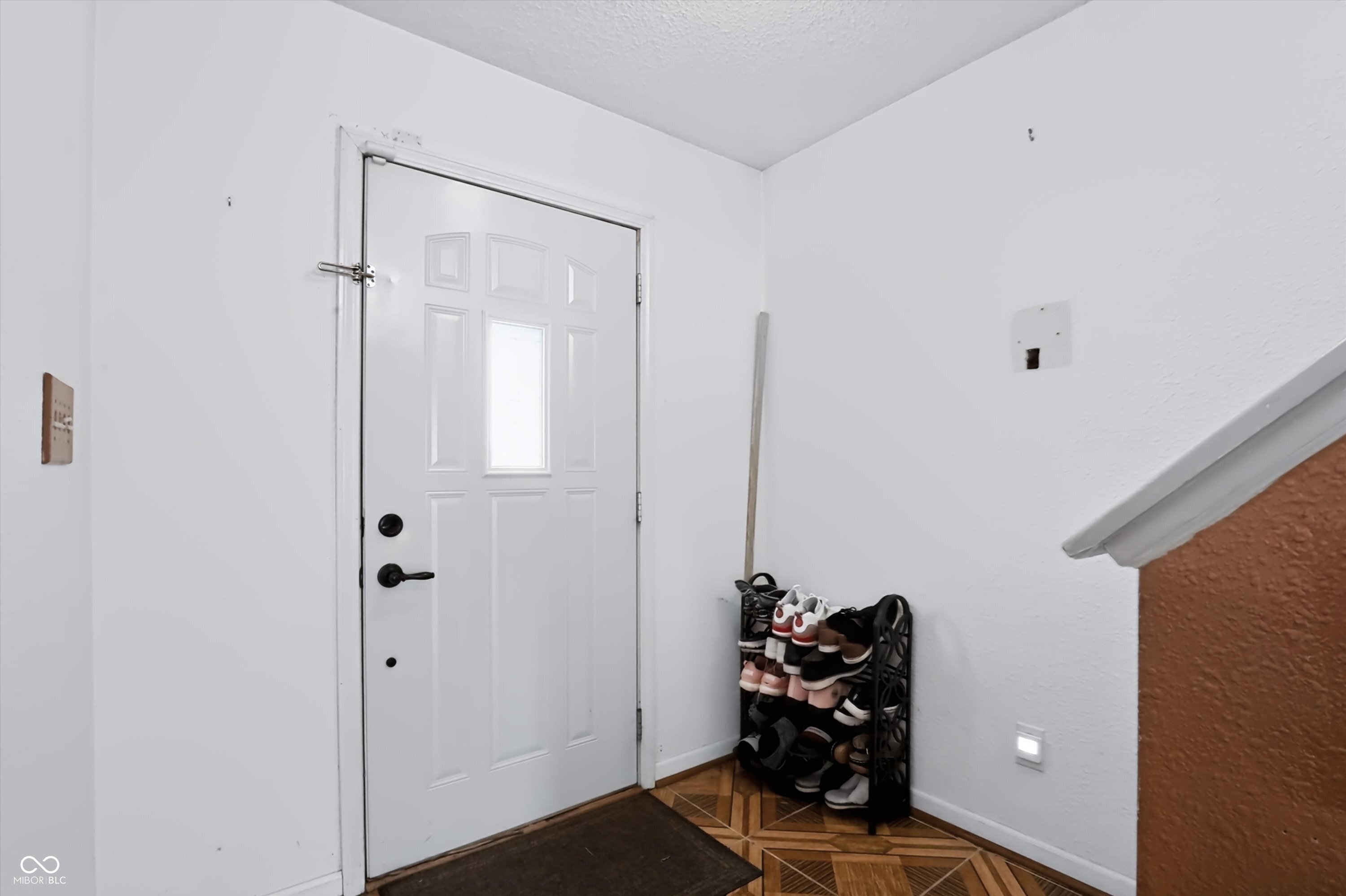 9625 Treyburn Lakes Drive, Indianapolis, IN, 46239 photo 4 of 25