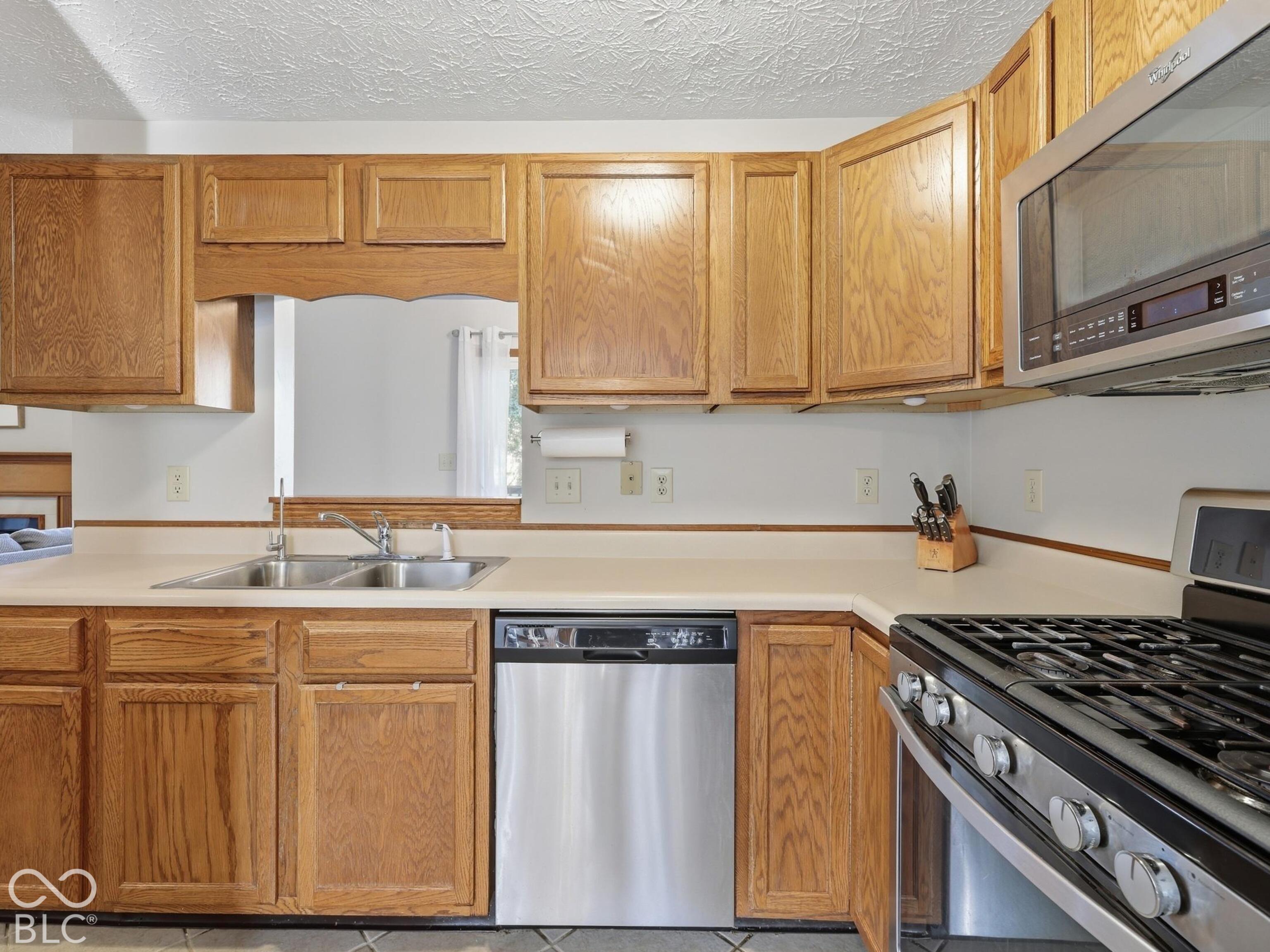 6725 Wimbledon Drive, Zionsville, IN, 46077 photo 4 of 26