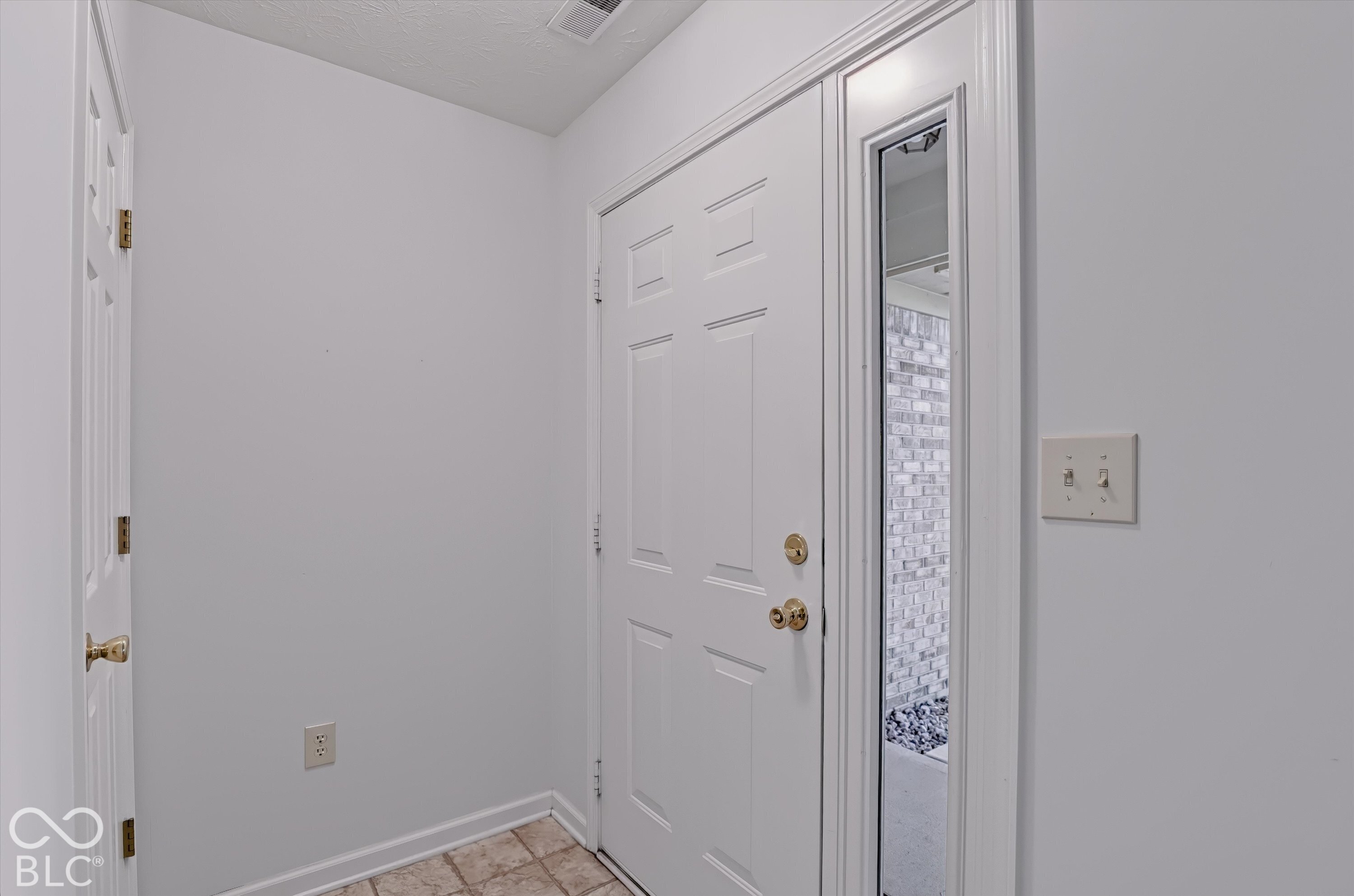 209 Waterford Court, Avon, IN, 46123 photo 4 of 37