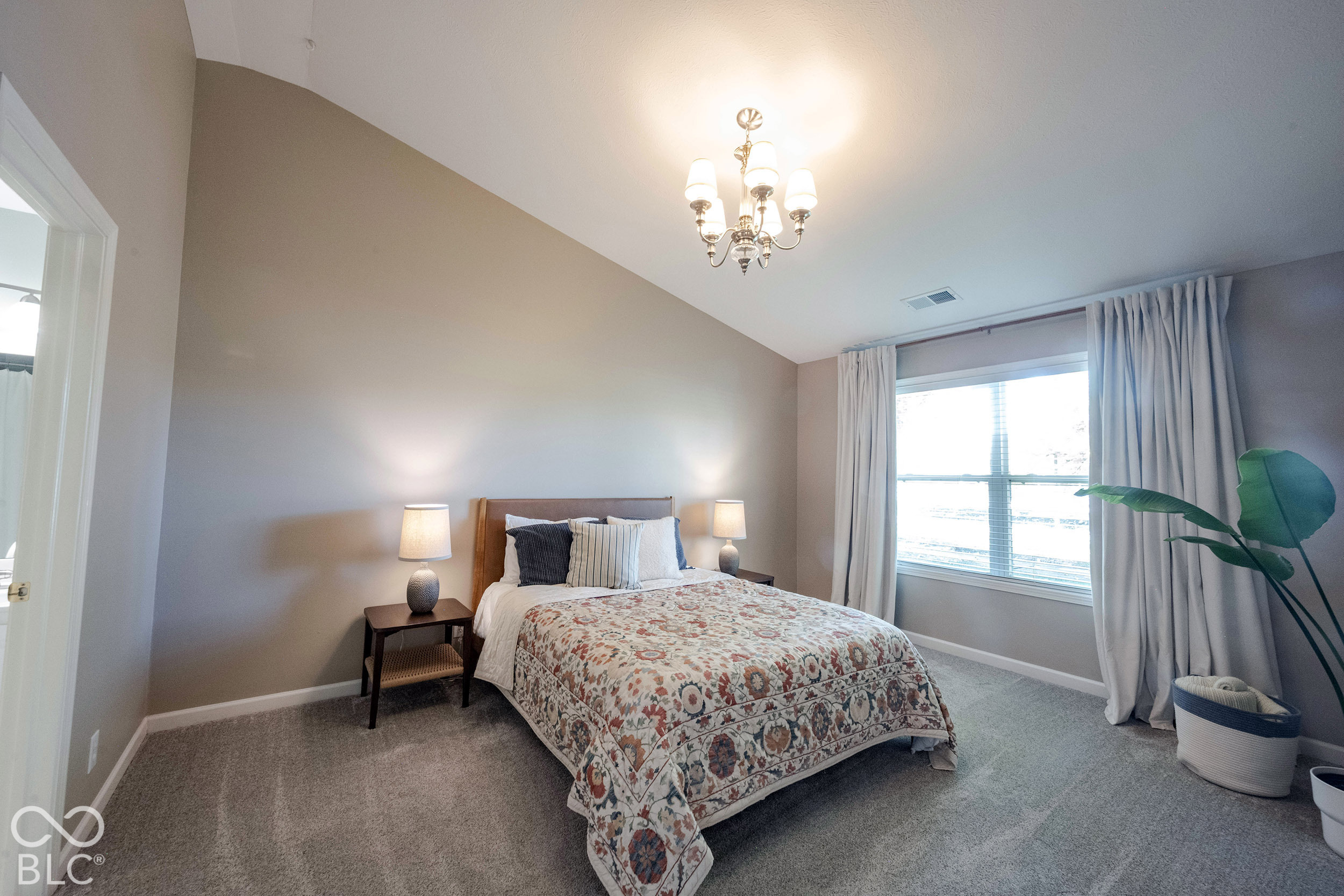 8331 Stark Drive, Indianapolis, IN, 46216 photo 4 of 47