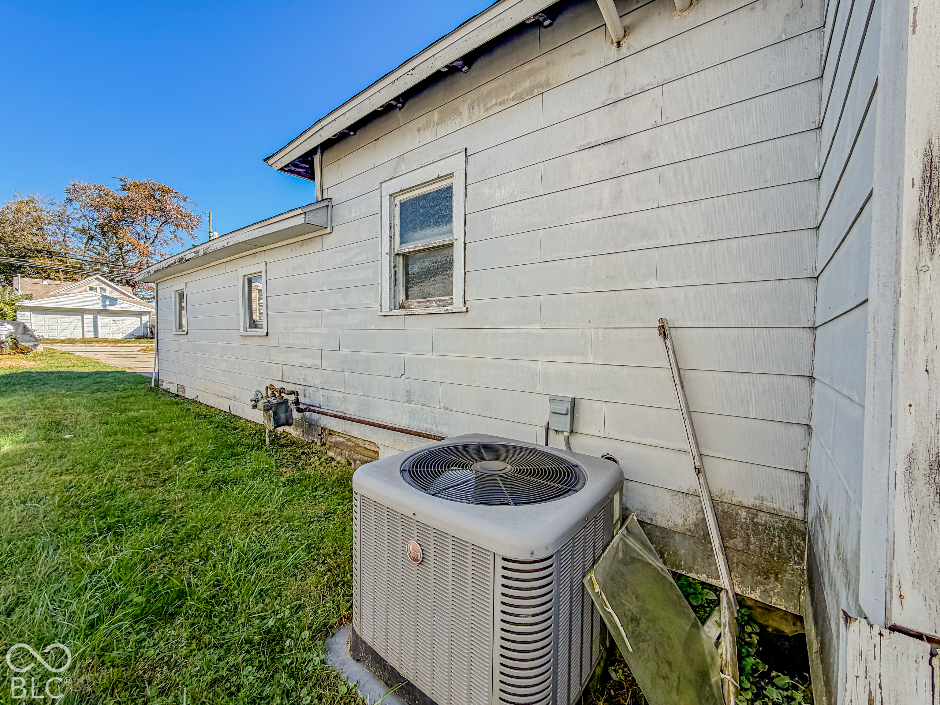 910 S B Street, Elwood, IN, 46036 photo 4 of 29