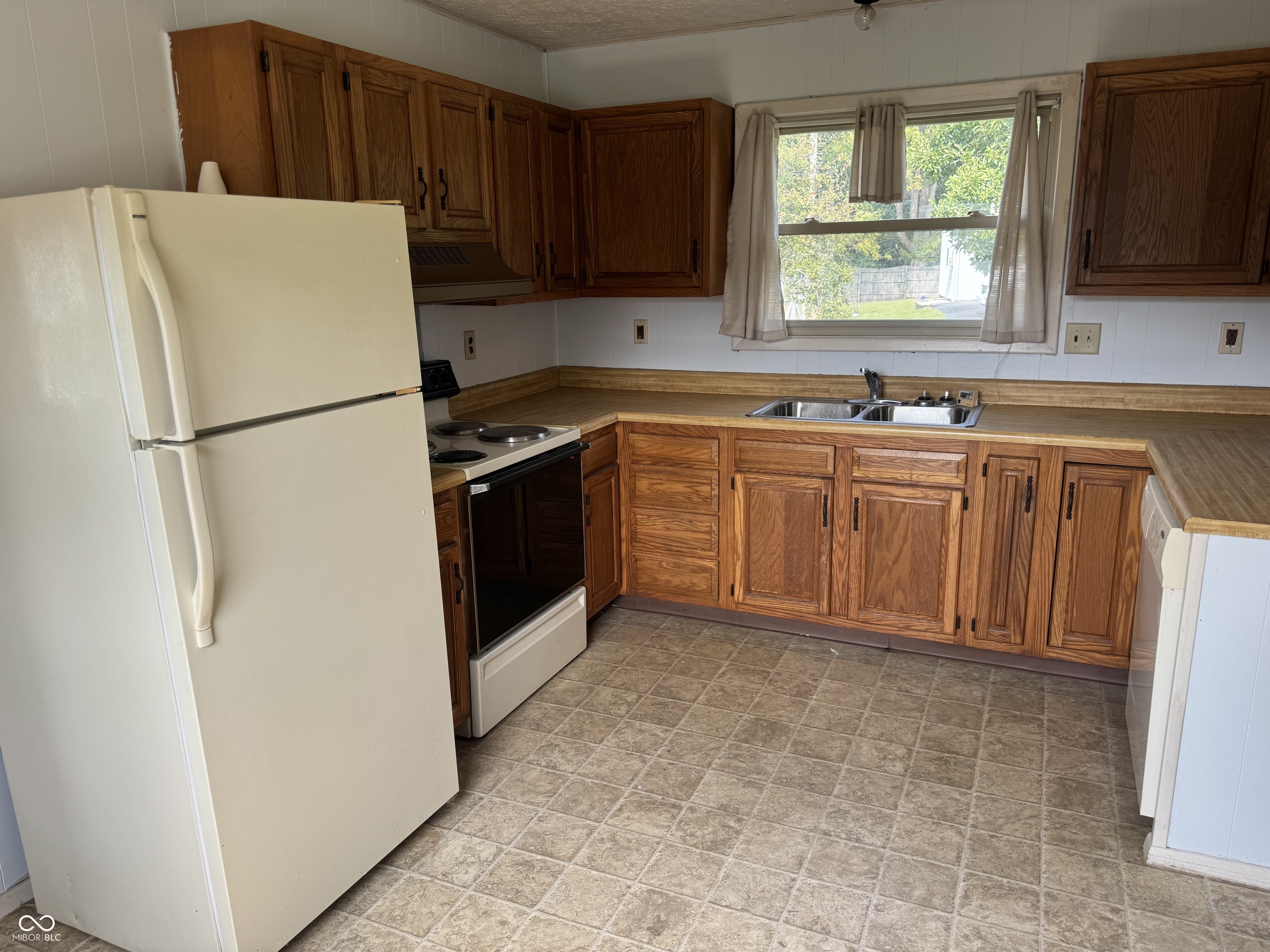 310 W Central Avenue, Greensburg, IN, 47240 photo 5 of 20
