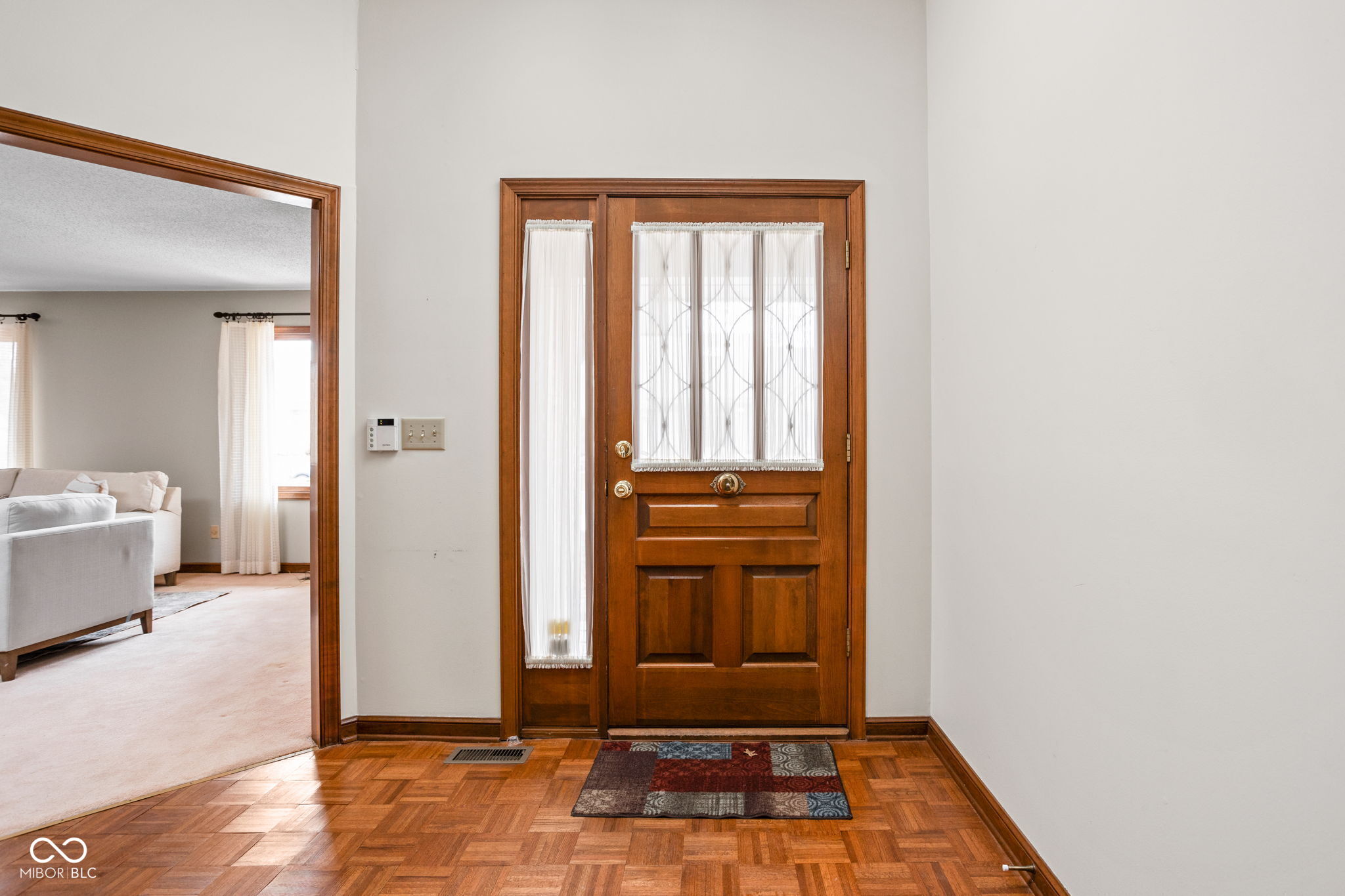 947 Tamarack Circle North Drive, Indianapolis, IN, 46260 photo 5 of 41