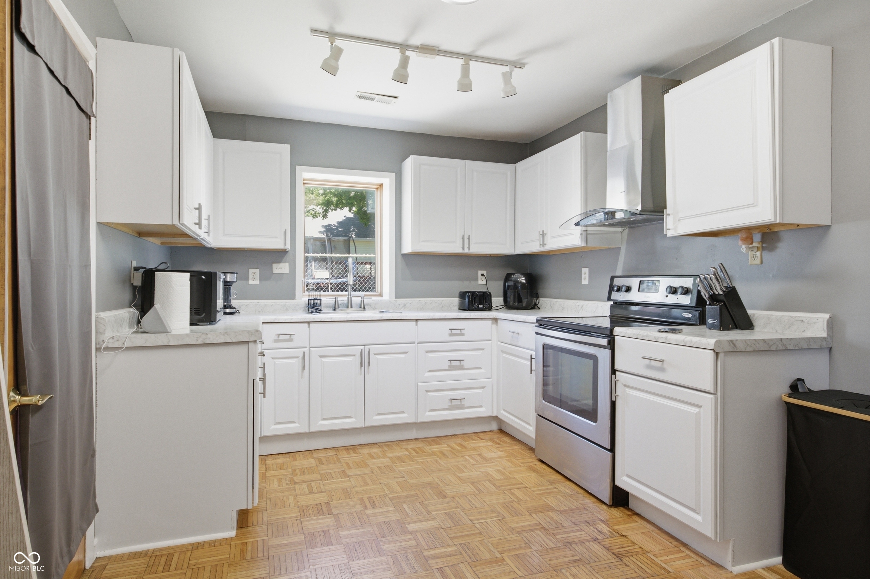 8948 Robey Drive, Indianapolis, IN, 46234 photo 5 of 33