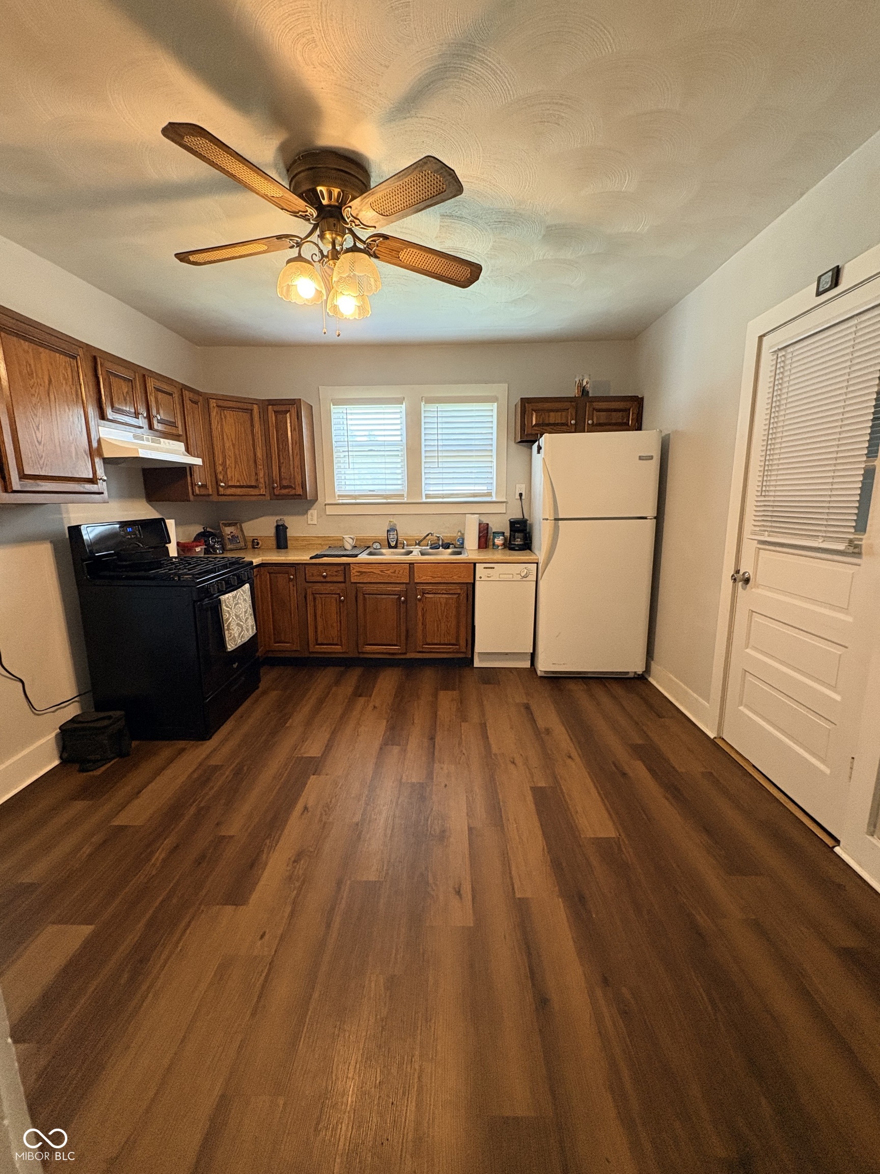 214 S 10th Street, Elwood, IN, 46036 photo 5 of 12