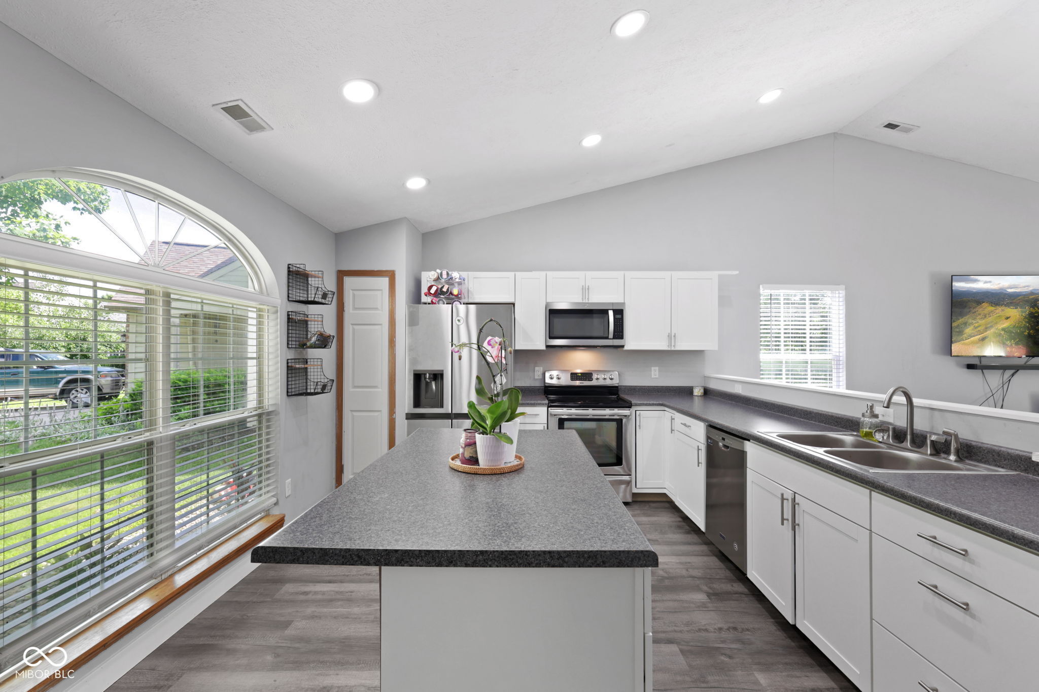 6677 Wimbledon Drive, Zionsville, IN, 46077 photo 5 of 39
