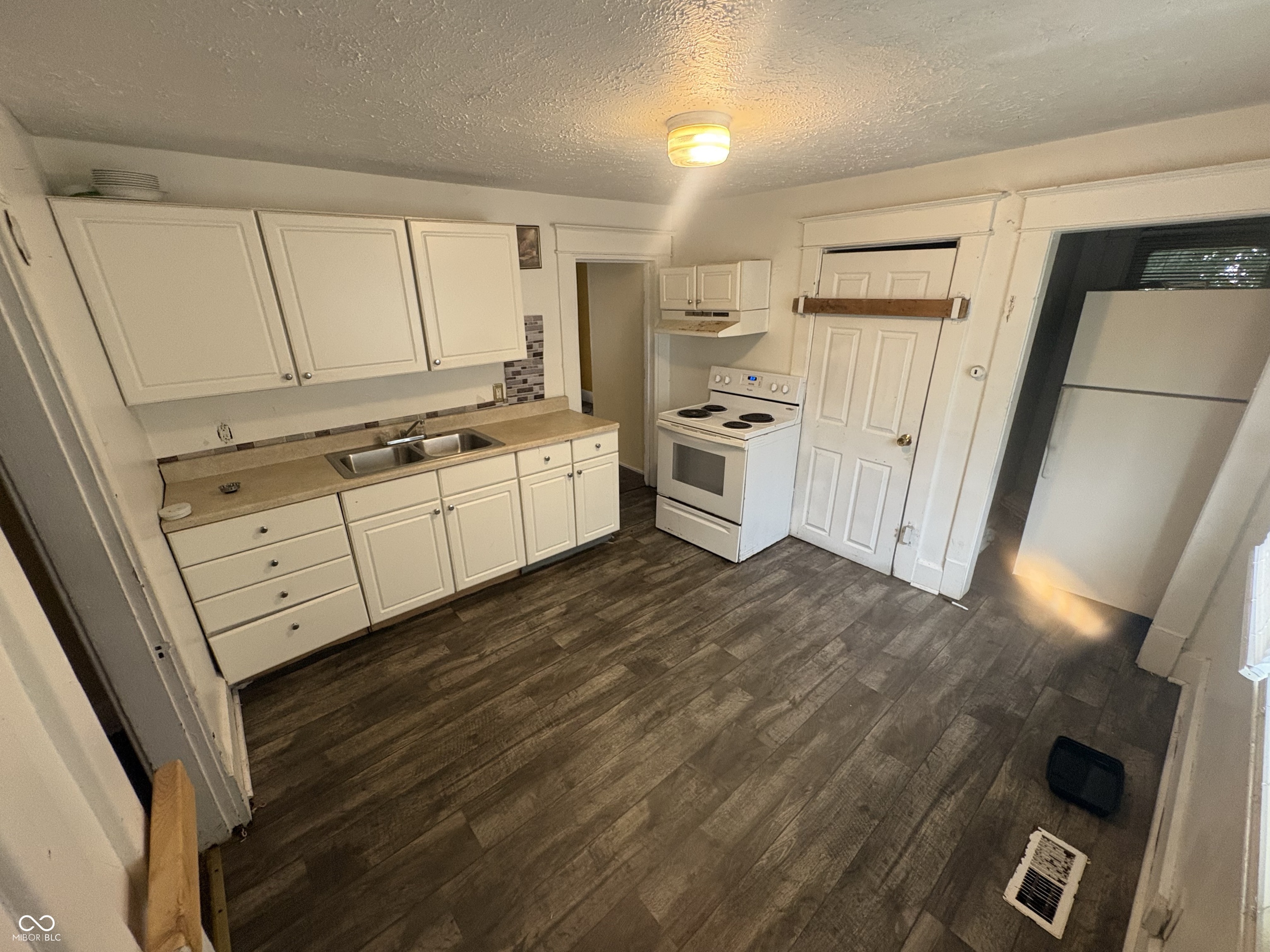 2524 Paris Avenue, Indianapolis, IN, 46208 photo 5 of 8