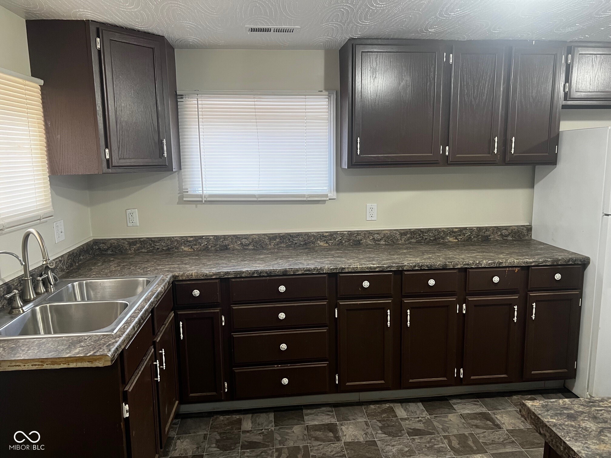 1041 W Hendricks Avenue, Shelbyville, IN, 46176 photo 5 of 18