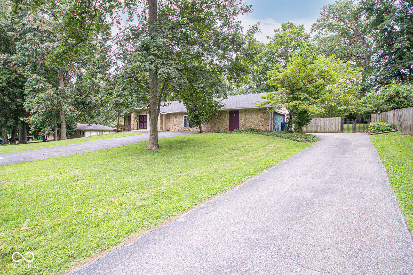 8245 Woodlawn Drive, Martinsville, IN, 46151 photo 5 of 50
