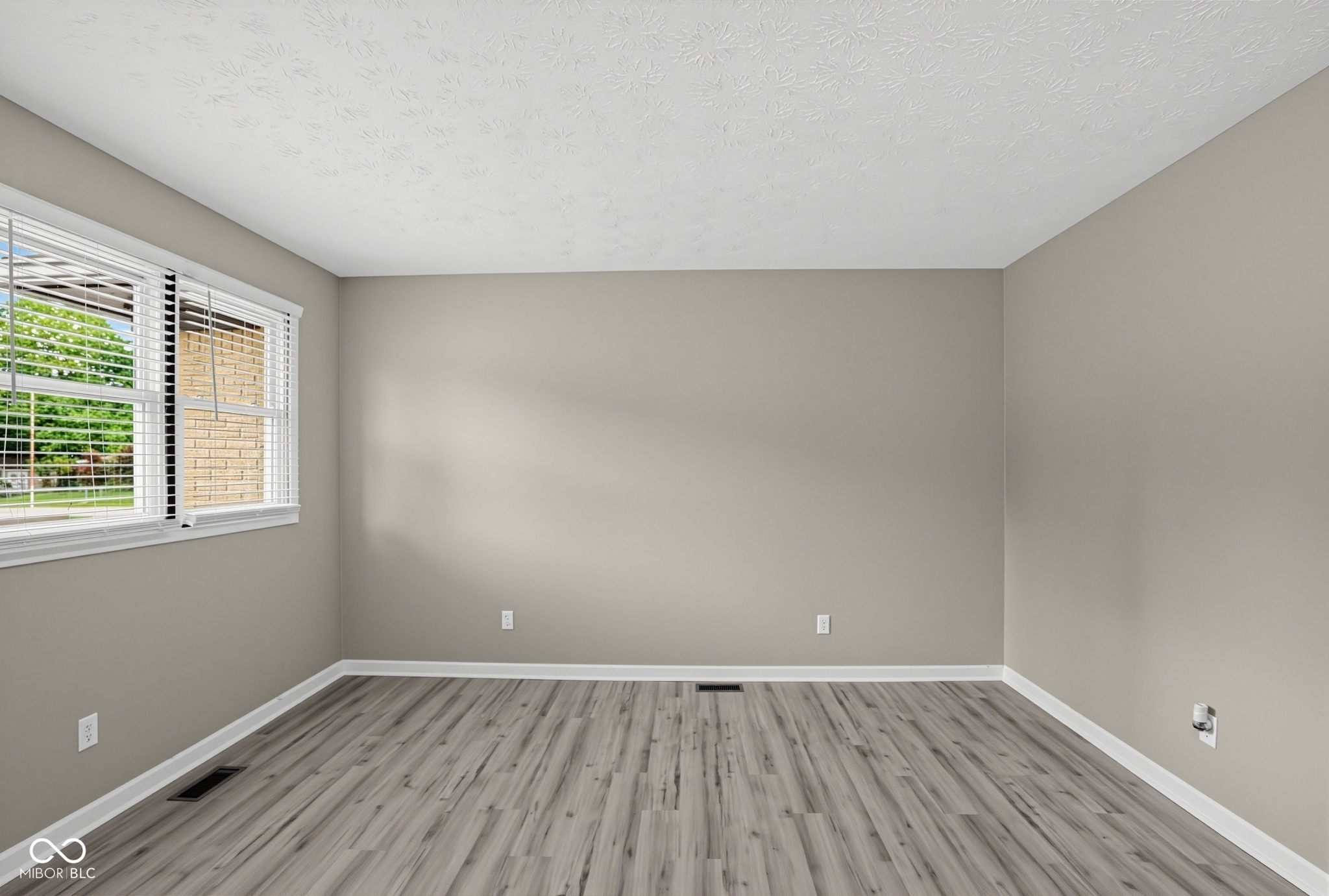 9825 E 17th Street, Indianapolis, IN, 46229 photo 5 of 31
