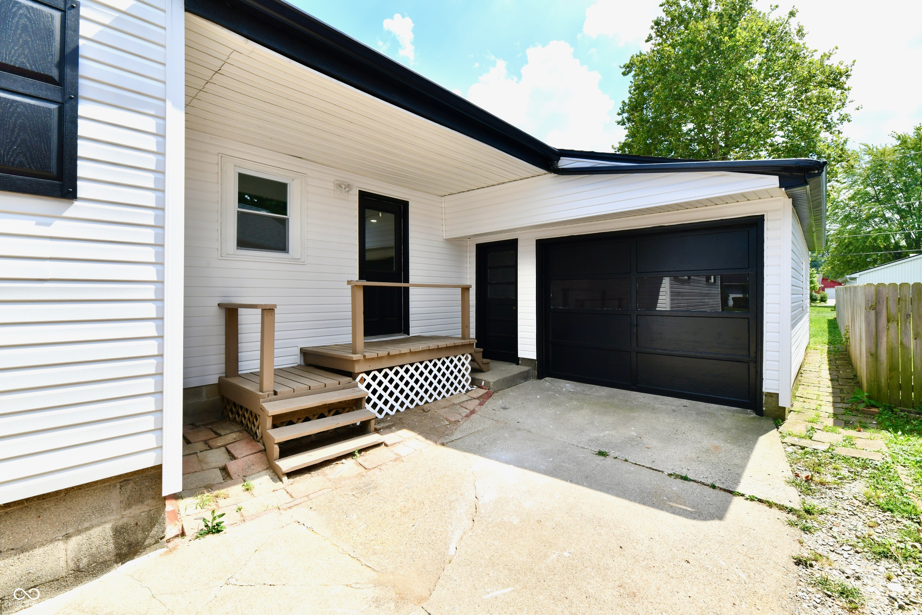 129 E McKenzie Road, Greenfield, IN, 46140 photo 5 of 34