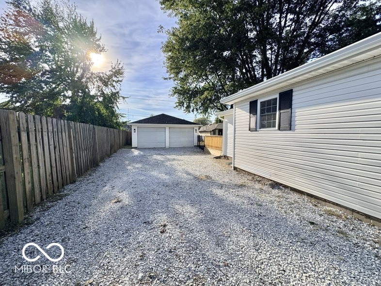 5717 N Clover Maple Drive, Fairland, IN, 46126 photo 5 of 46