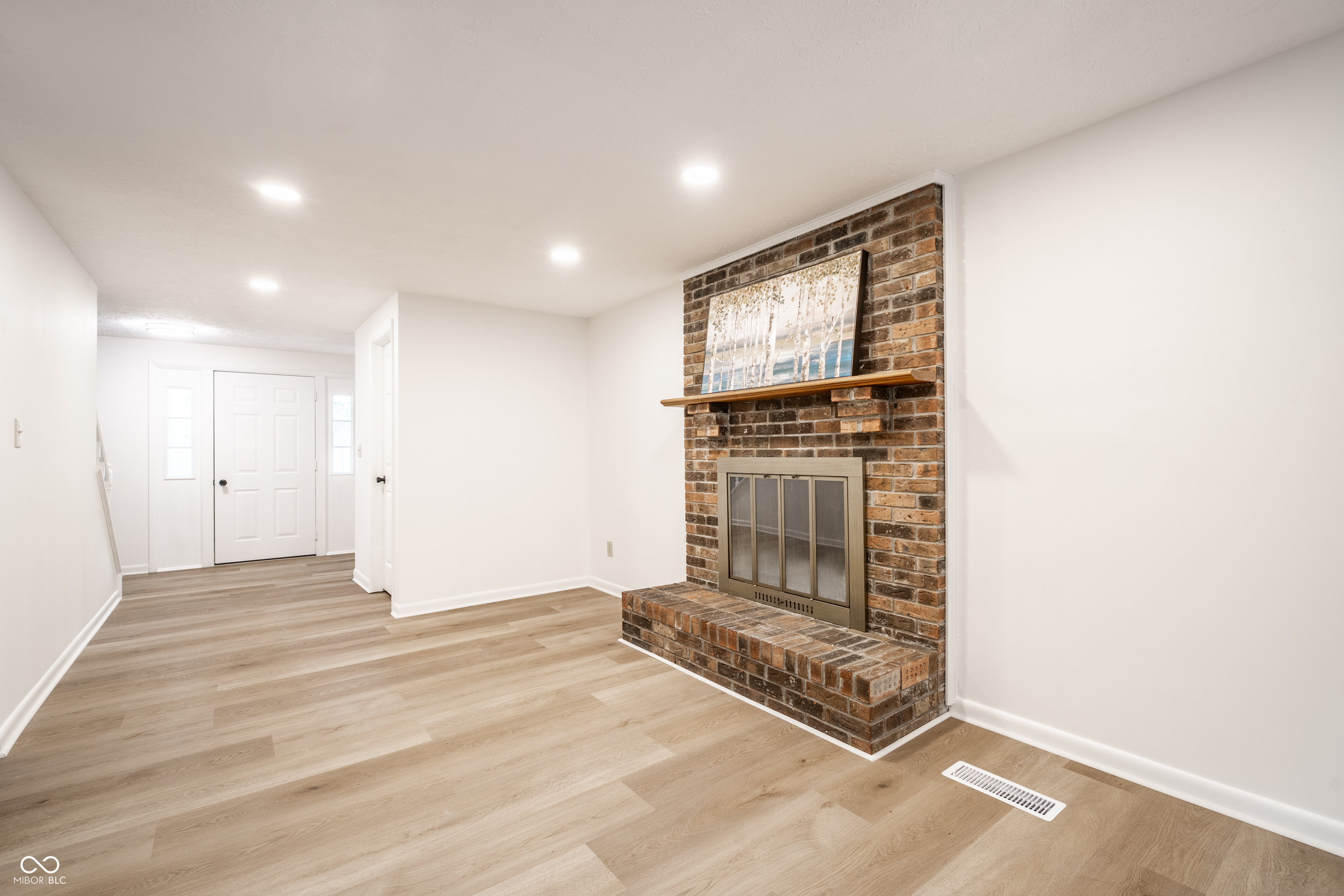 9320 Thornwood Drive, Indianapolis, IN, 46250 photo 5 of 52