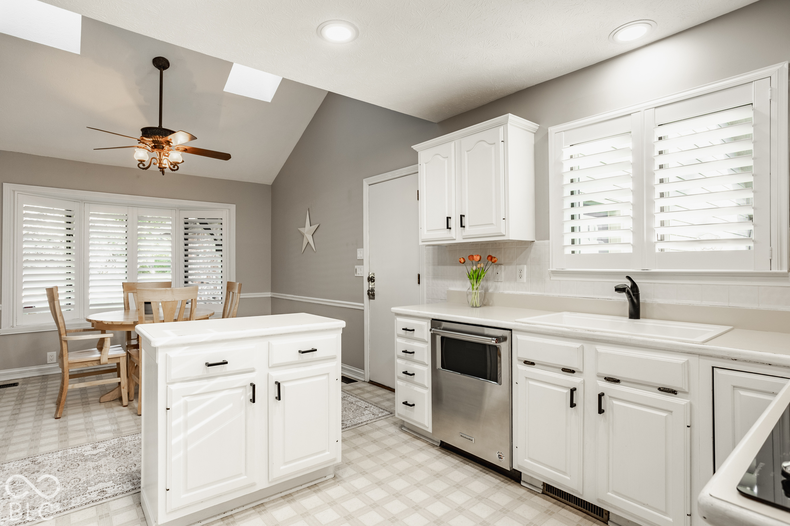 9037 Pinecreek Way, Indianapolis, IN, 46256 photo 5 of 52
