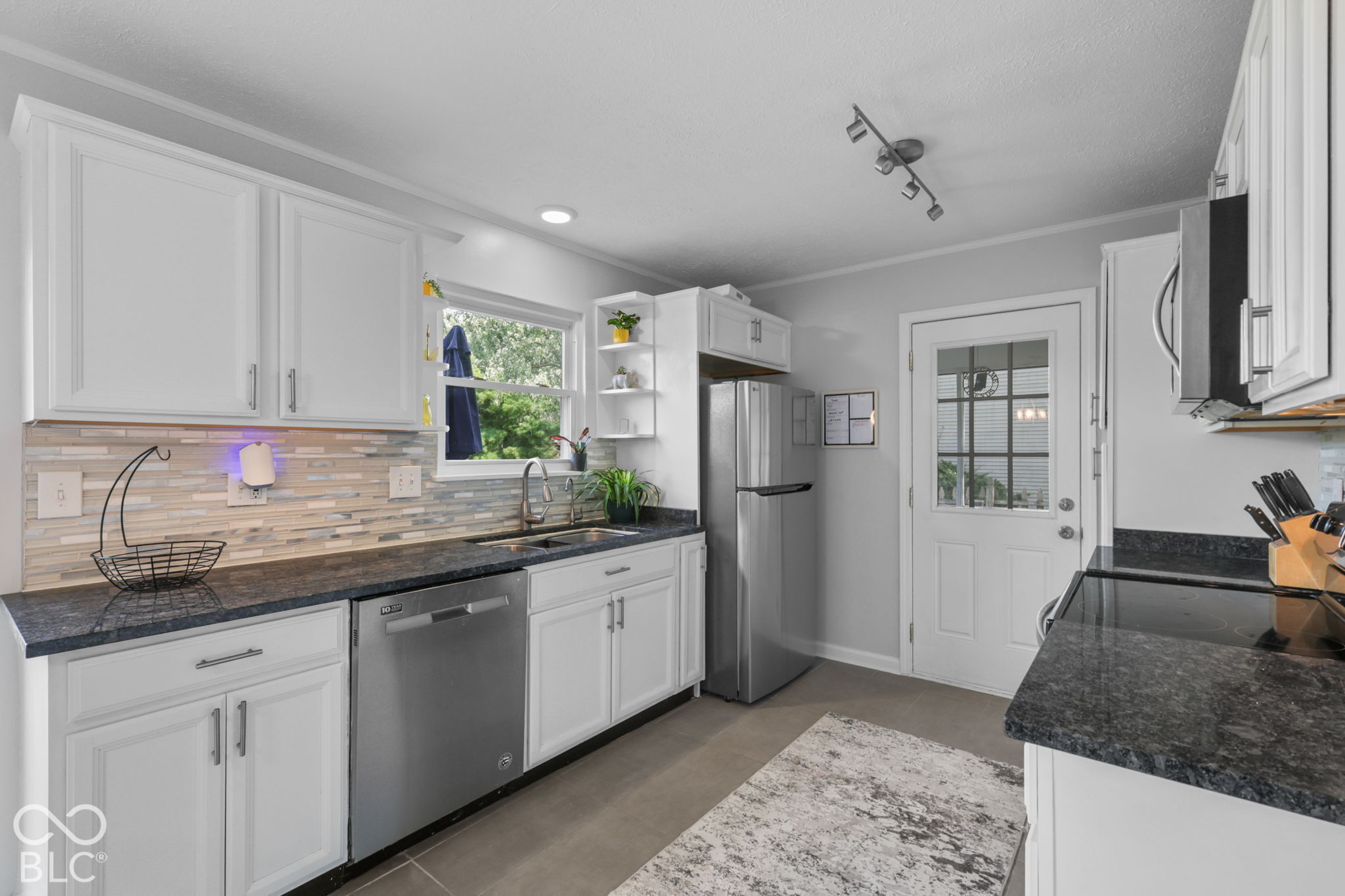 8465 Summertree Lane, Indianapolis, IN, 46256 photo 5 of 23
