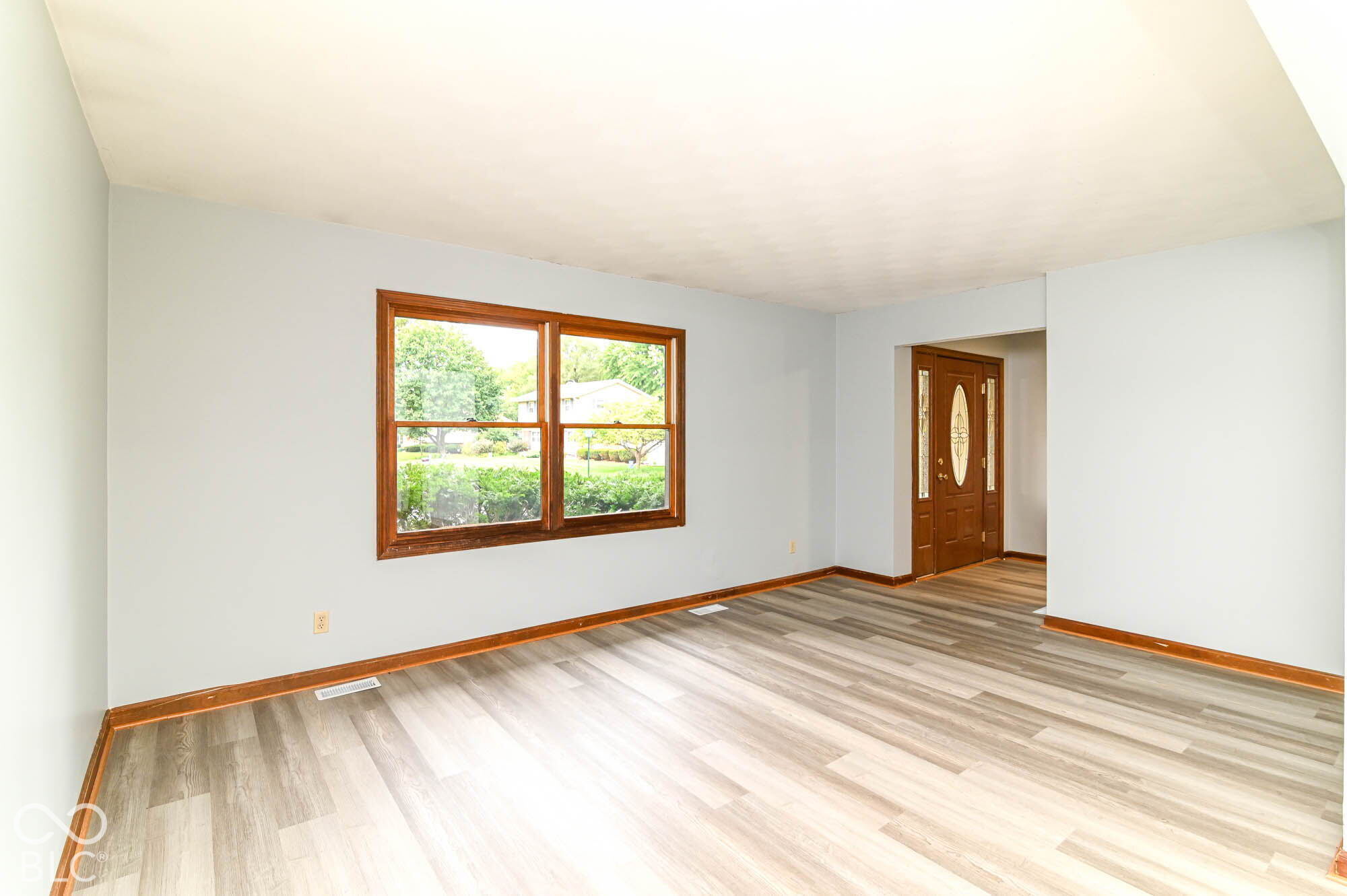 8129 Burn Court, Indianapolis, IN, 46217 photo 5 of 37