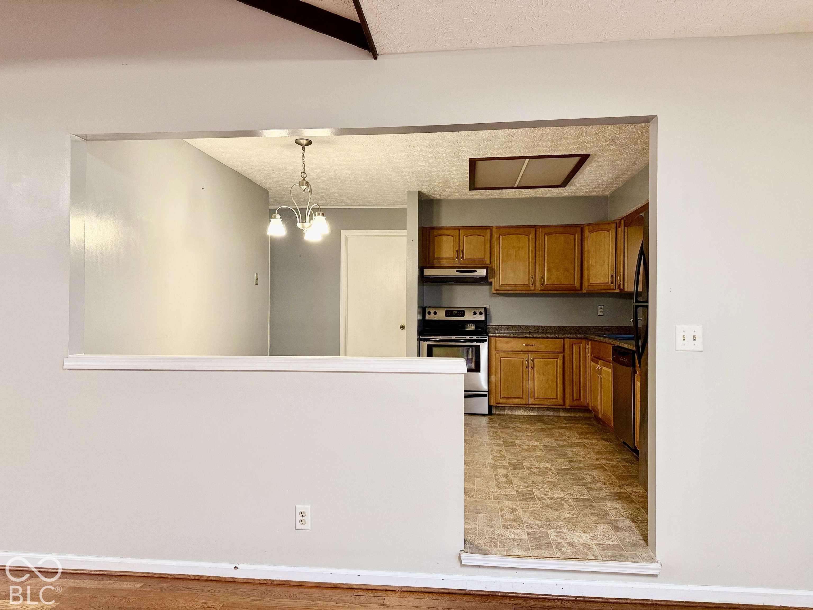 633 Pioneer Drive, Indianapolis, IN, 46217 photo 5 of 24