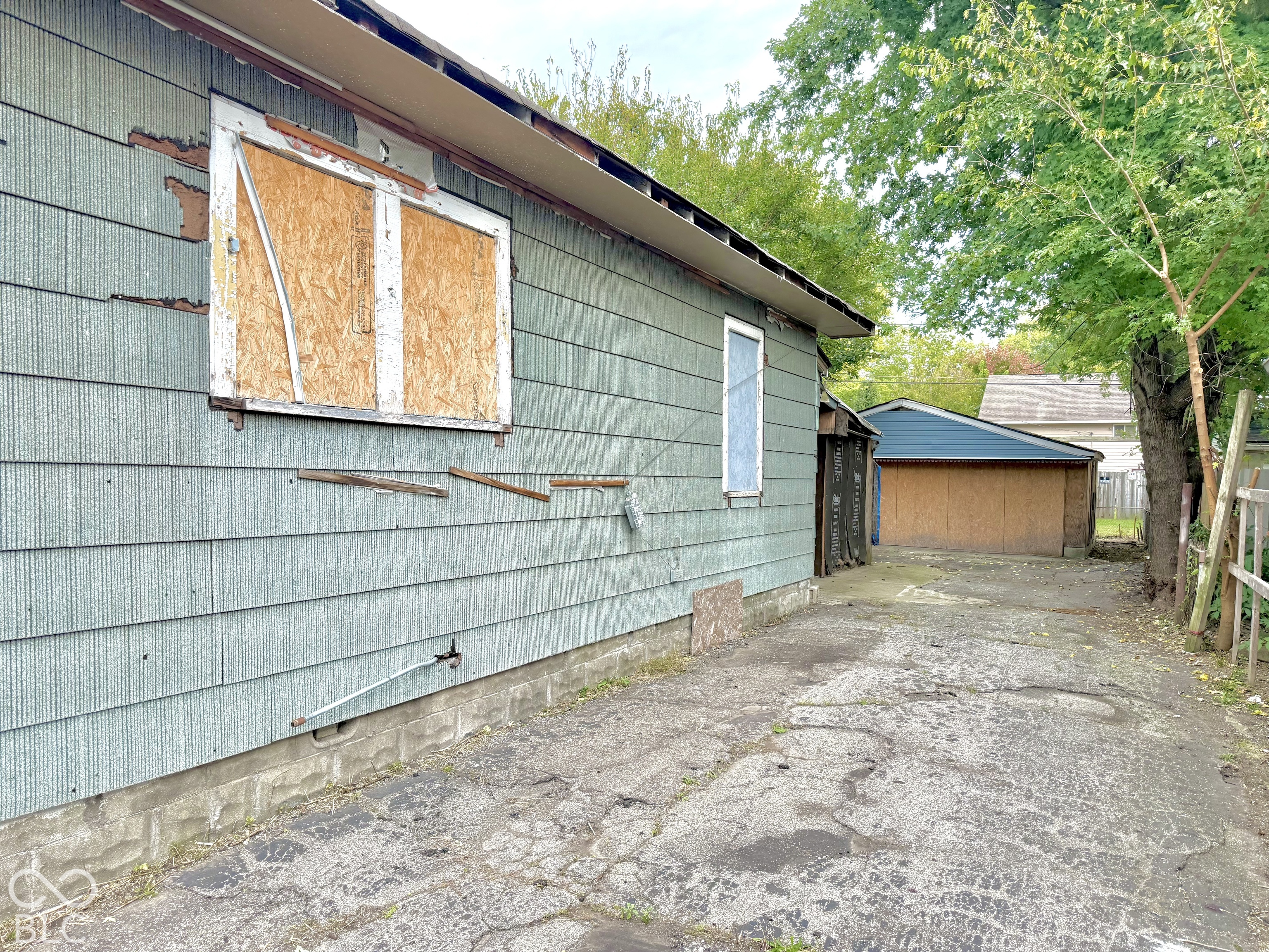2153 N Dequincy Street, Indianapolis, IN, 46218 photo 5 of 44