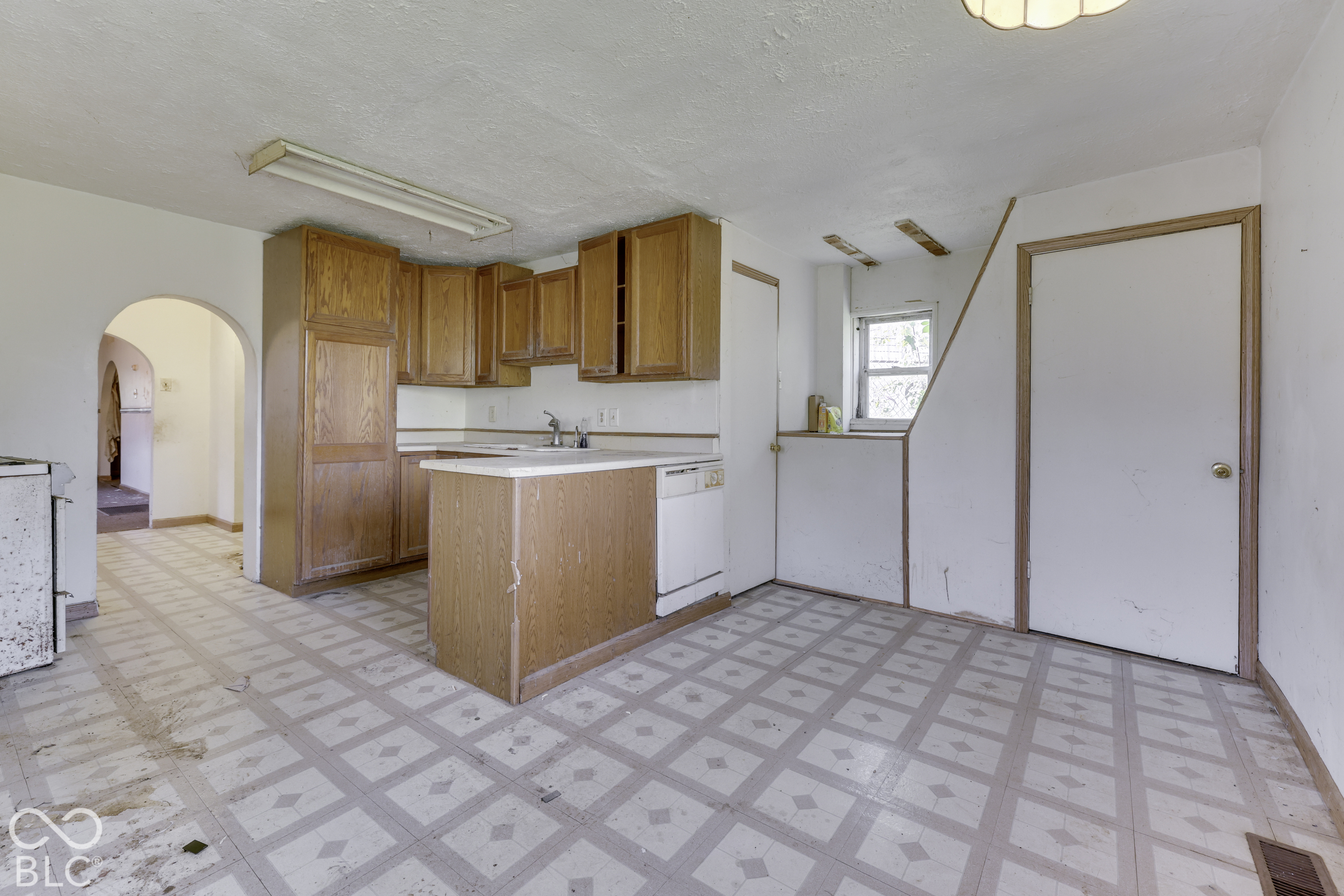 256 W Gimber Street, Indianapolis, IN, 46225 photo 5 of 44