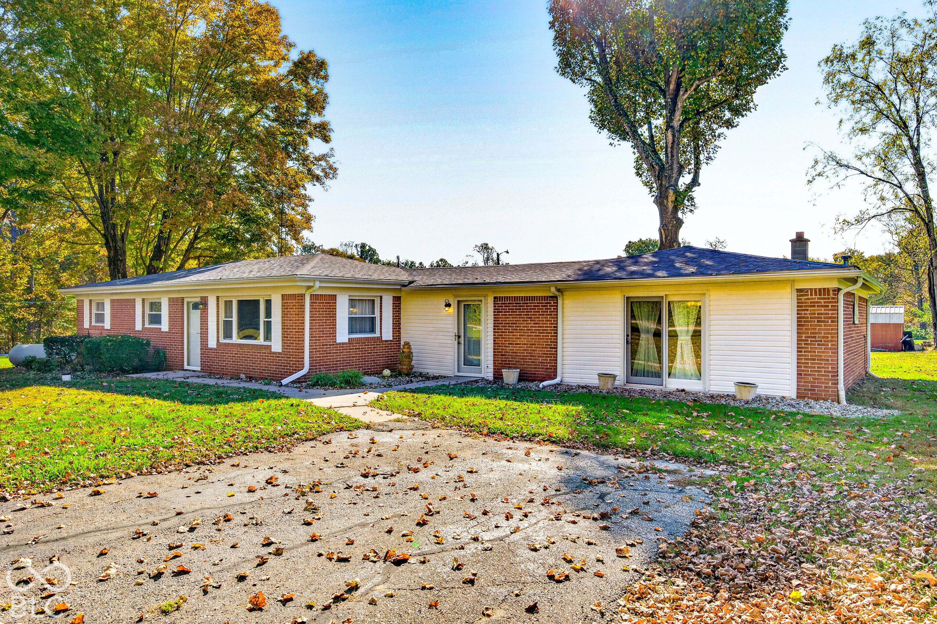 5411 W Ohio Ridge Road, Columbus, IN, 47201 photo 5 of 55